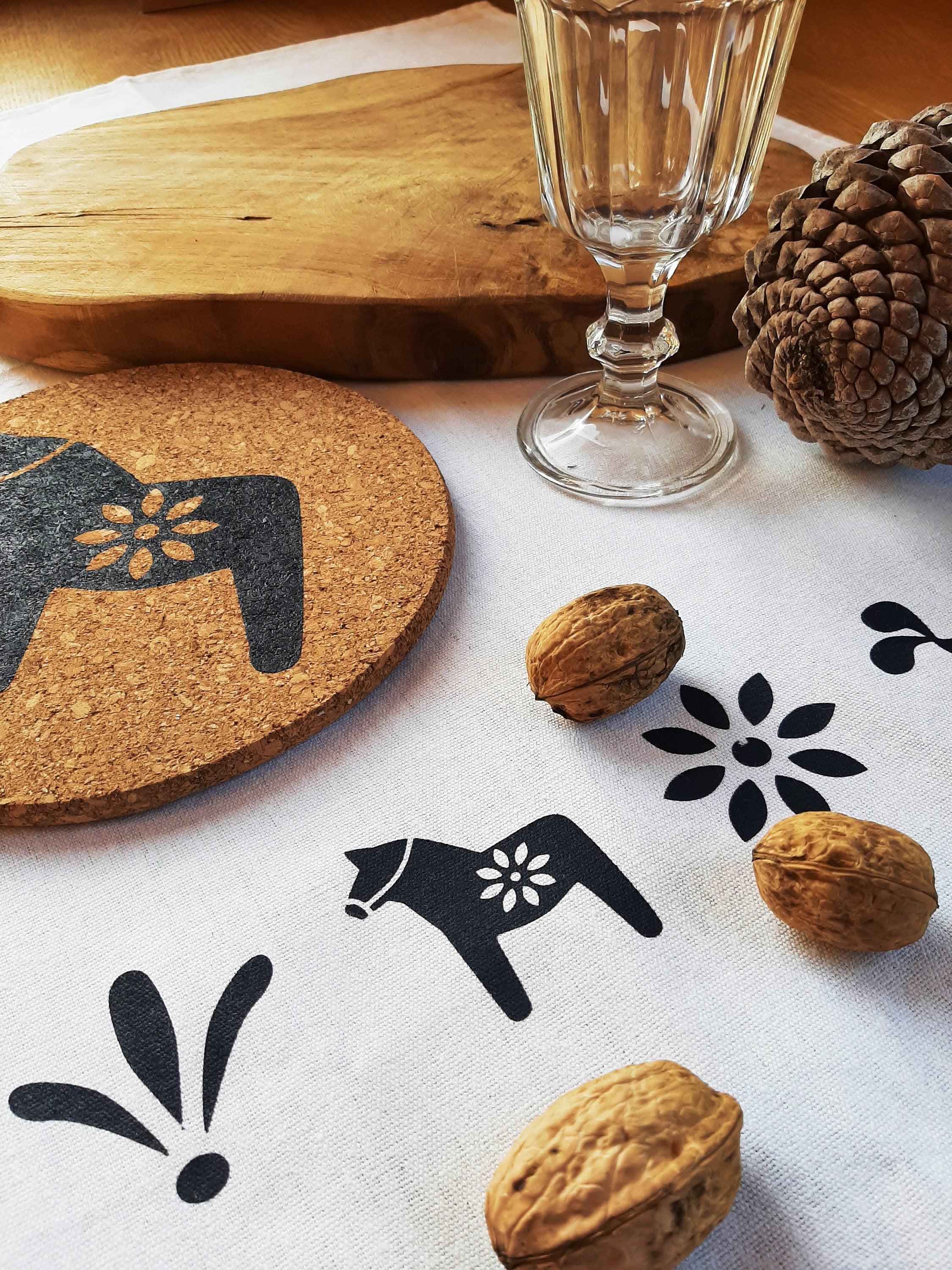 Topfuntersetzer aus Kork | Handbedruckt mit Dala-Pferd | Siebdruck | Skandinavisches Küchenaccessoires | Geschenk für Pferde-Liebhaber