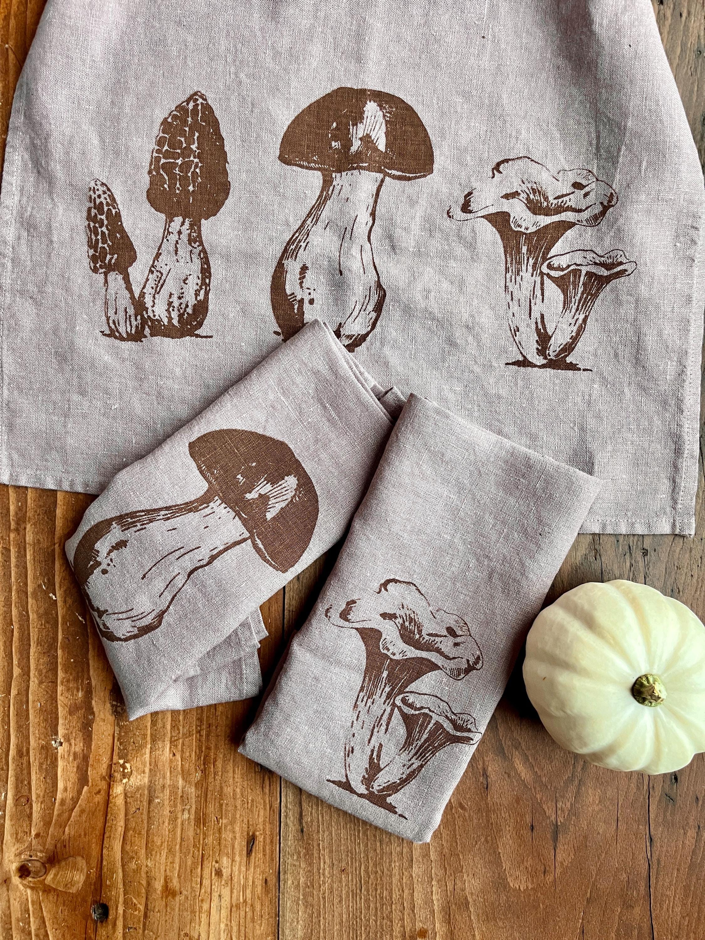 Leinen-Geschirrtuch „Pilze“ Farbe Brombeere, Siebdruck, nachhaltiges, vorgewaschenes Leinen von Hand bedruckt, Küchenhandtuch Herbst-Motiv