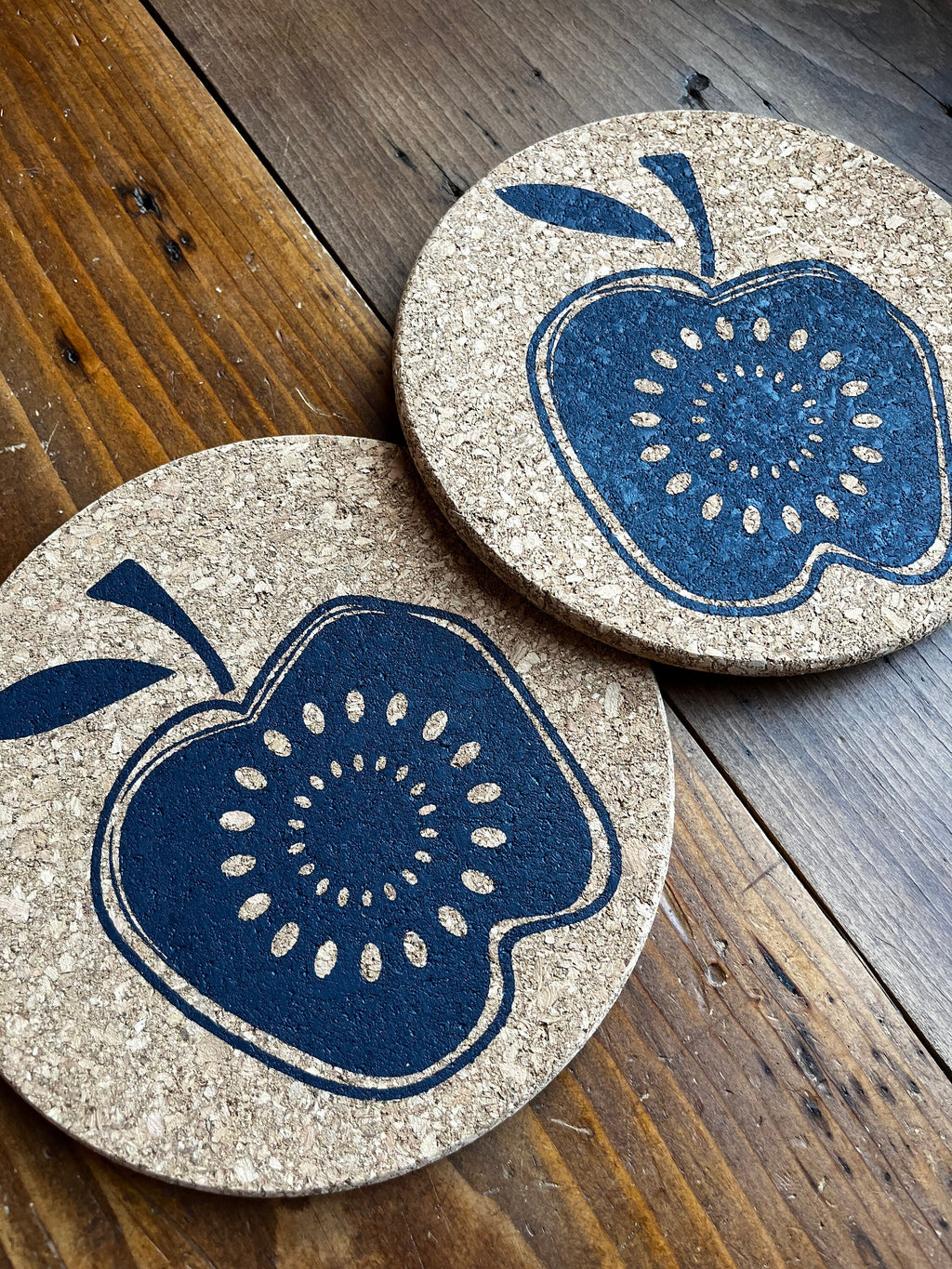 Topf-Untersetzer aus Kork mit Apfel, Siebdruck manuell, skandinavische Tisch-Deko, Geschenk für Schweden-Fan, 70iger Jahre Design