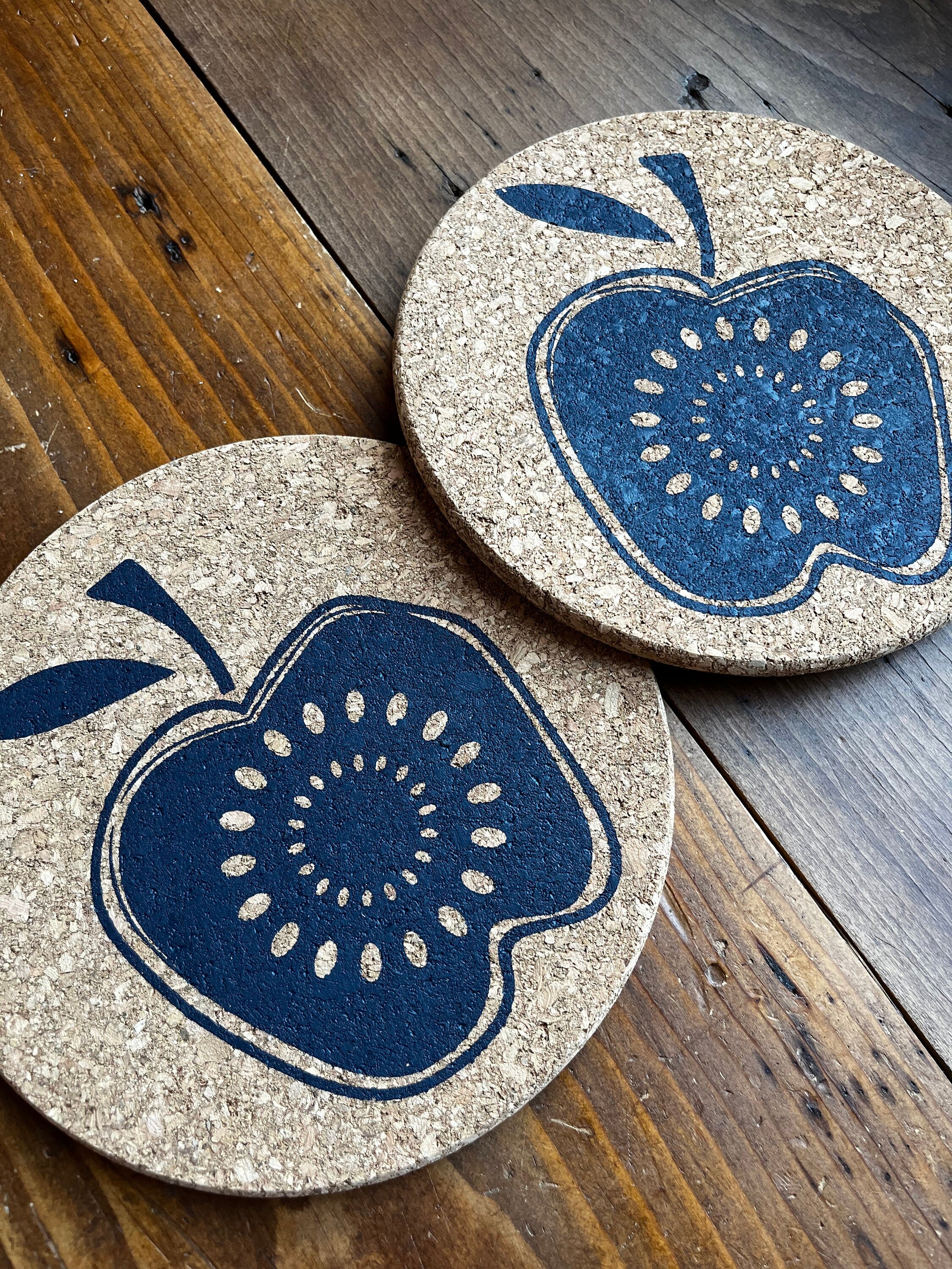 Topf-Untersetzer aus Kork mit Apfel, Siebdruck manuell, skandinavische Tisch-Deko, Geschenk für Schweden-Fan, 70iger Jahre Design