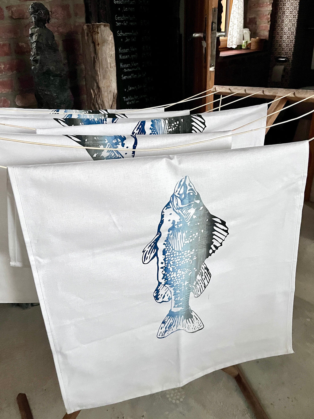 Geschirrtuch mit Fisch-Motiv, blau weiß, Halbleinen, Siebdruck, Tischläufer maritim, Küchentuch Sommer