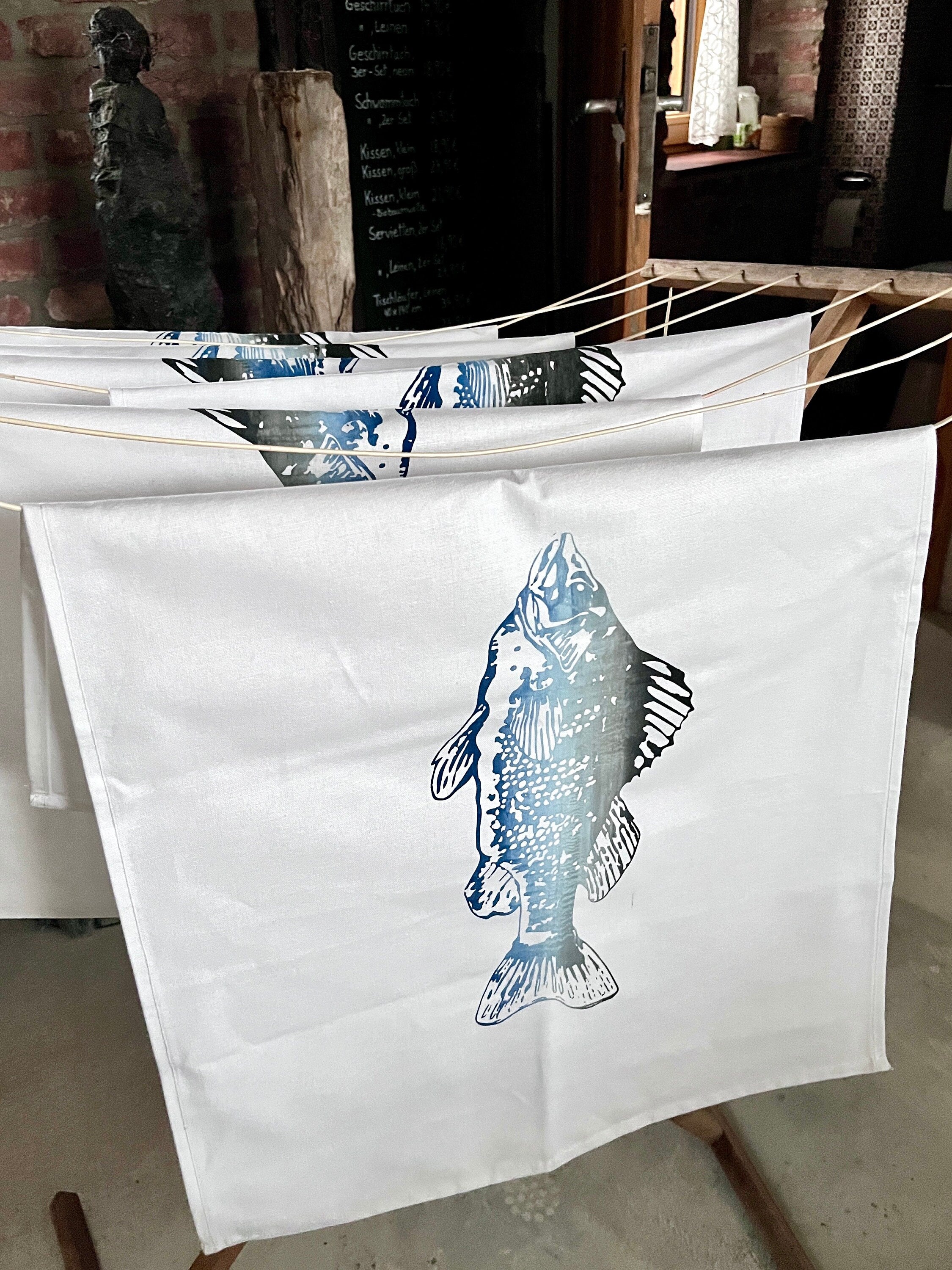 Geschirrtuch mit Fisch-Motiv, blau weiß, Halbleinen, Siebdruck, Tischläufer maritim, Küchentuch Sommer