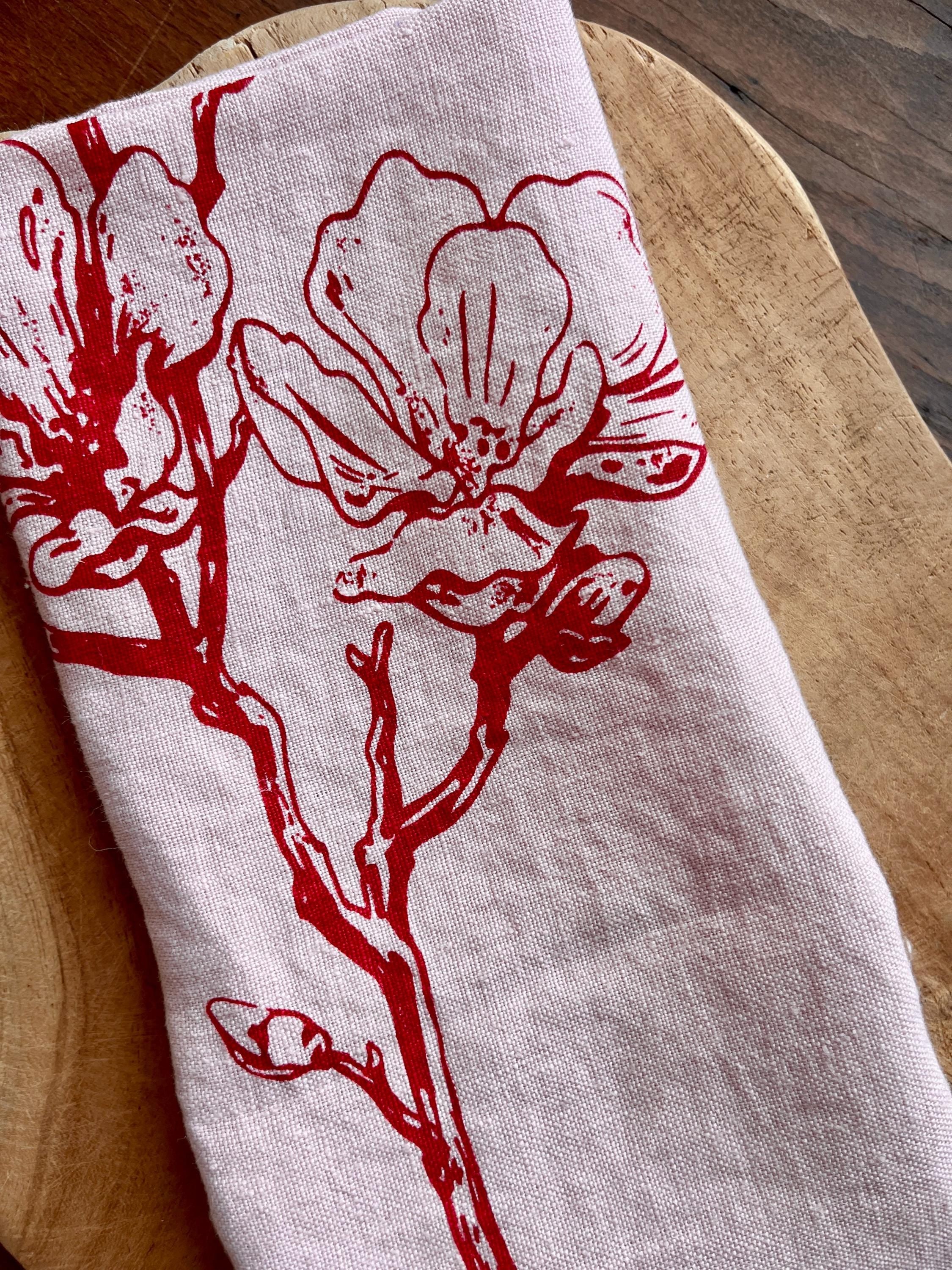 Frühlingshaftes Leinen-Geschirrtuch mit Kirschblüten – handbedruckt | Rosé & Kirschrot, Siebdruck Handarbeit | nachhaltige Küchentextilien
