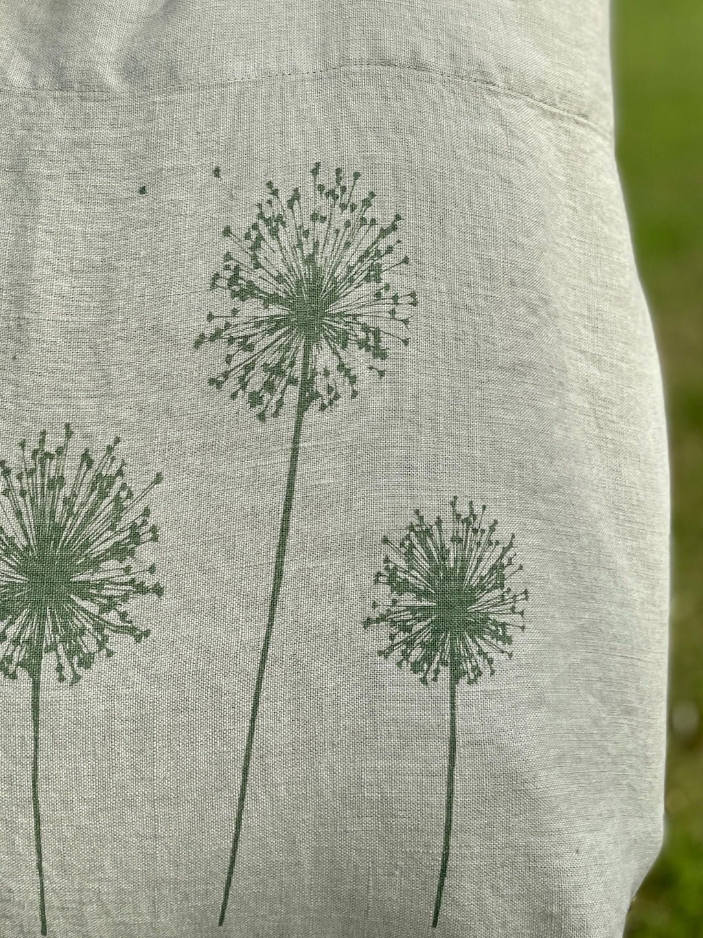 Große Leinentasche in salbeigrün | Handbedruckt im Siebdruck mit Allium / Pusteblumen | nachhaltiger Shopper für den Alltag, Markt & Strand