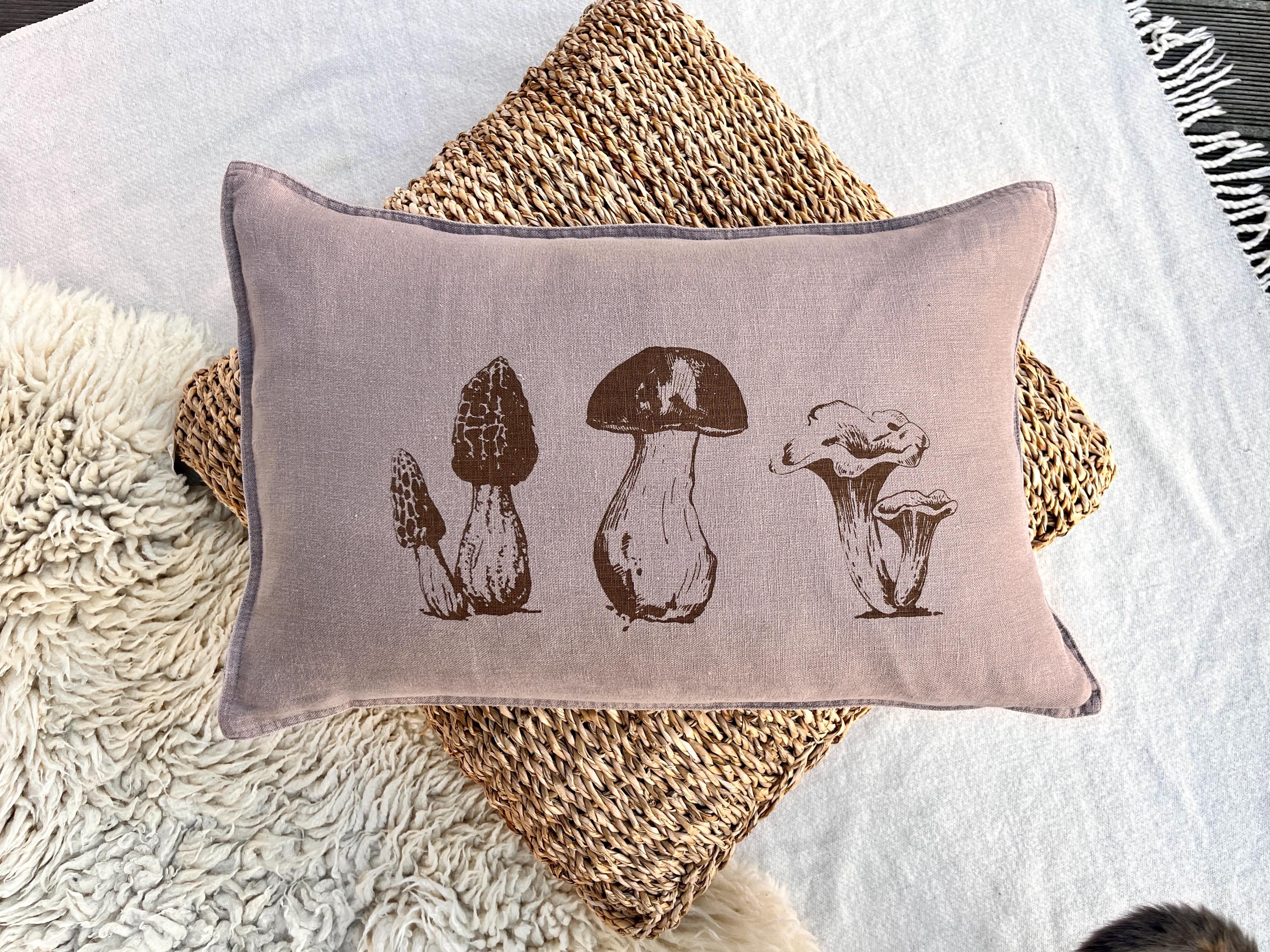 Handbedruckter Leinen-Kissenbezug in taupe mit Pilz-Motiv, Kissenhülle aus 100% Leinen, Siebdruck, besonderes Geschenk für Pilze-Sammler