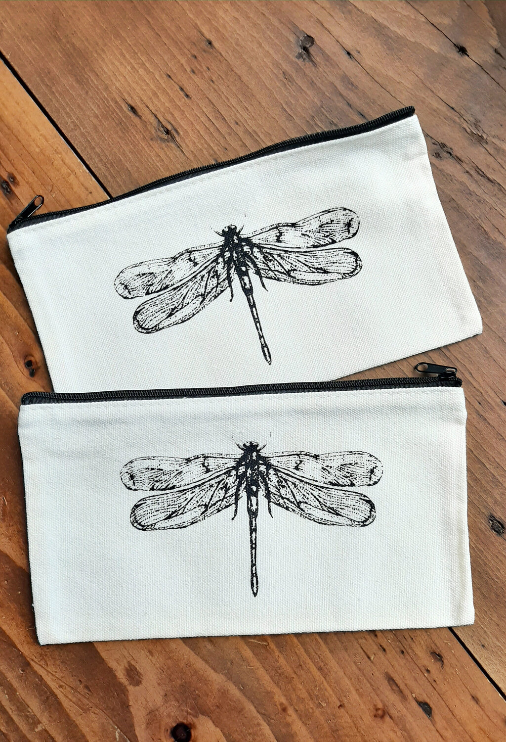 Bedrucktes Stifte-Mäppchen, Kosmetik-Täschchen in natur-weiß mit schwarzem Libellen-Motiv, Siebdruck