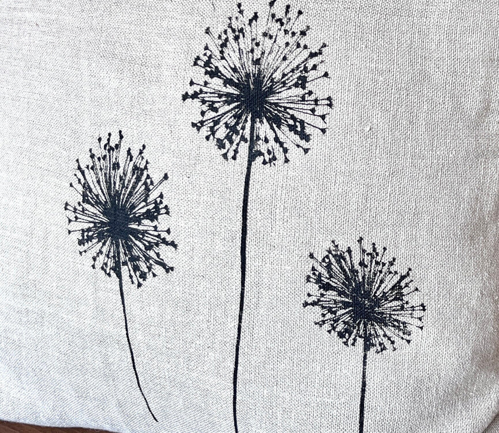 Edler Leinen-Kissenbezug natur handbedruckt mit schwarzem Allium-Motiv, Siebdruck Unikat mit zeitlosem minimalistischen Blumen-Design