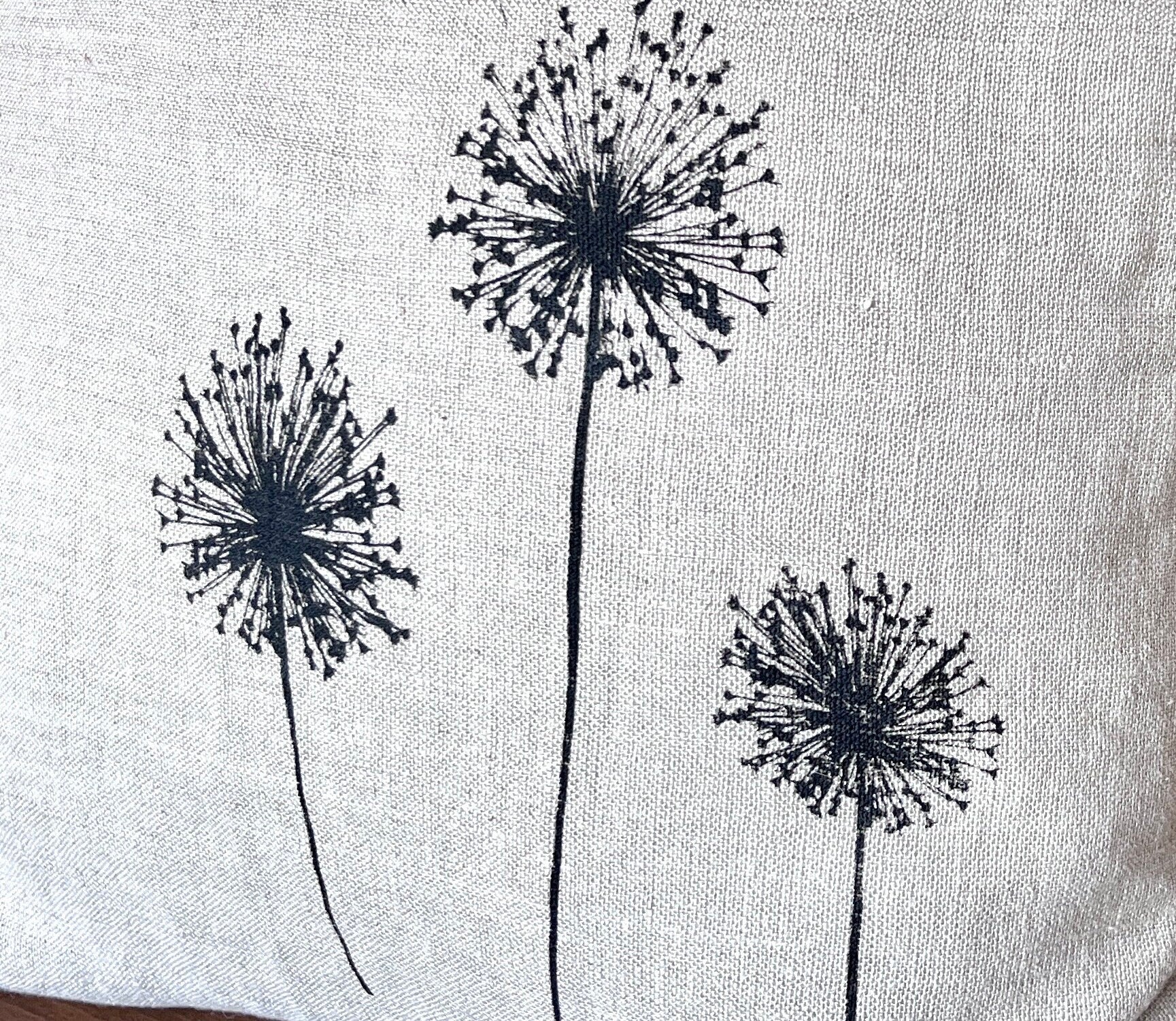 Edler Leinen-Kissenbezug natur handbedruckt mit schwarzem Allium-Motiv, Siebdruck Unikat mit zeitlosem minimalistischen Blumen-Design