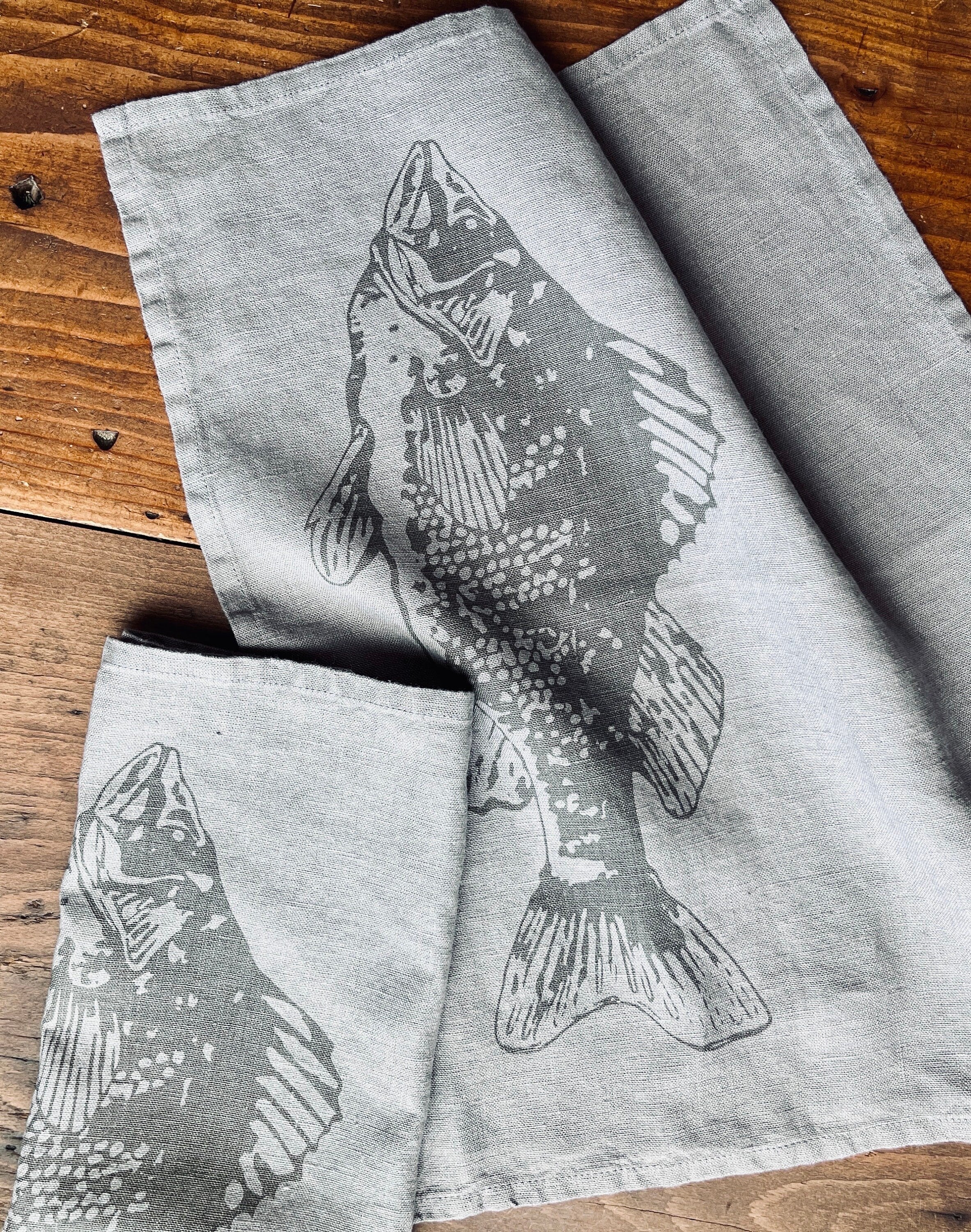 2er Set Leinen-Tischsets in grau mit Fisch-Motiv, Siebdruck Unikat, Wohn-Deko Esstisch, skandinavisch, maritime Wohndekoration