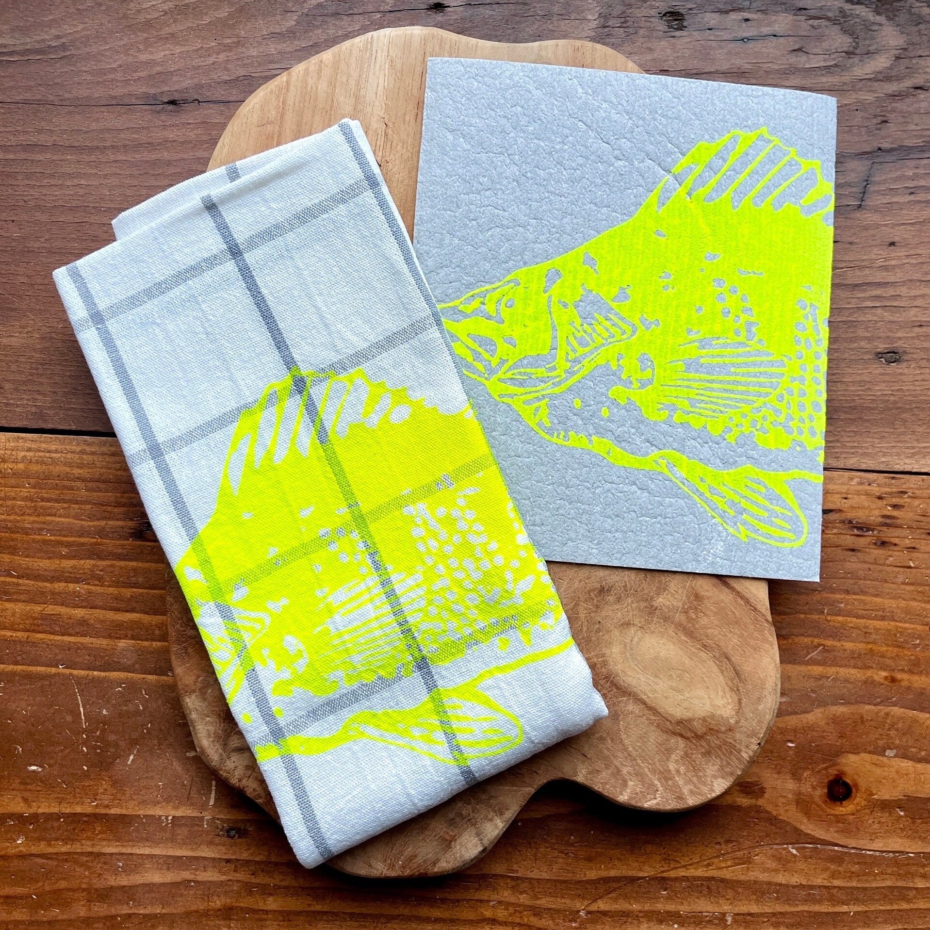 Set Geschirrtuch + Schwammtuch mit Neon-gelbem Fisch, Siebdruck, Neon Trend, Geschenk maritim, moderne Küchen-Deko