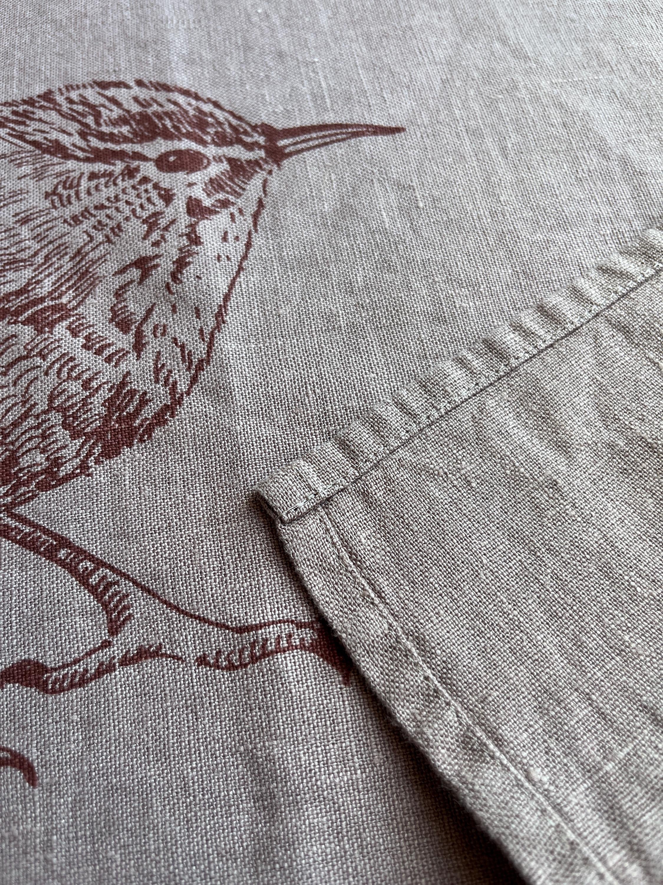 Leinen-Geschirrtuch mit Zaunkönig in taupe / Brombeere, Siebdruck, nachhaltiges, vorgewaschenes Leinen handbedruckt, kleiner Tischläufer