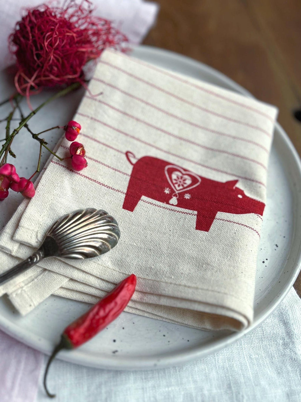 2er Set Stoffservietten rot-weiß gestreift von Hand bedruckt mit skandinavischen Schweinchen, Siebdruck, Servietten mit Glücksschwein