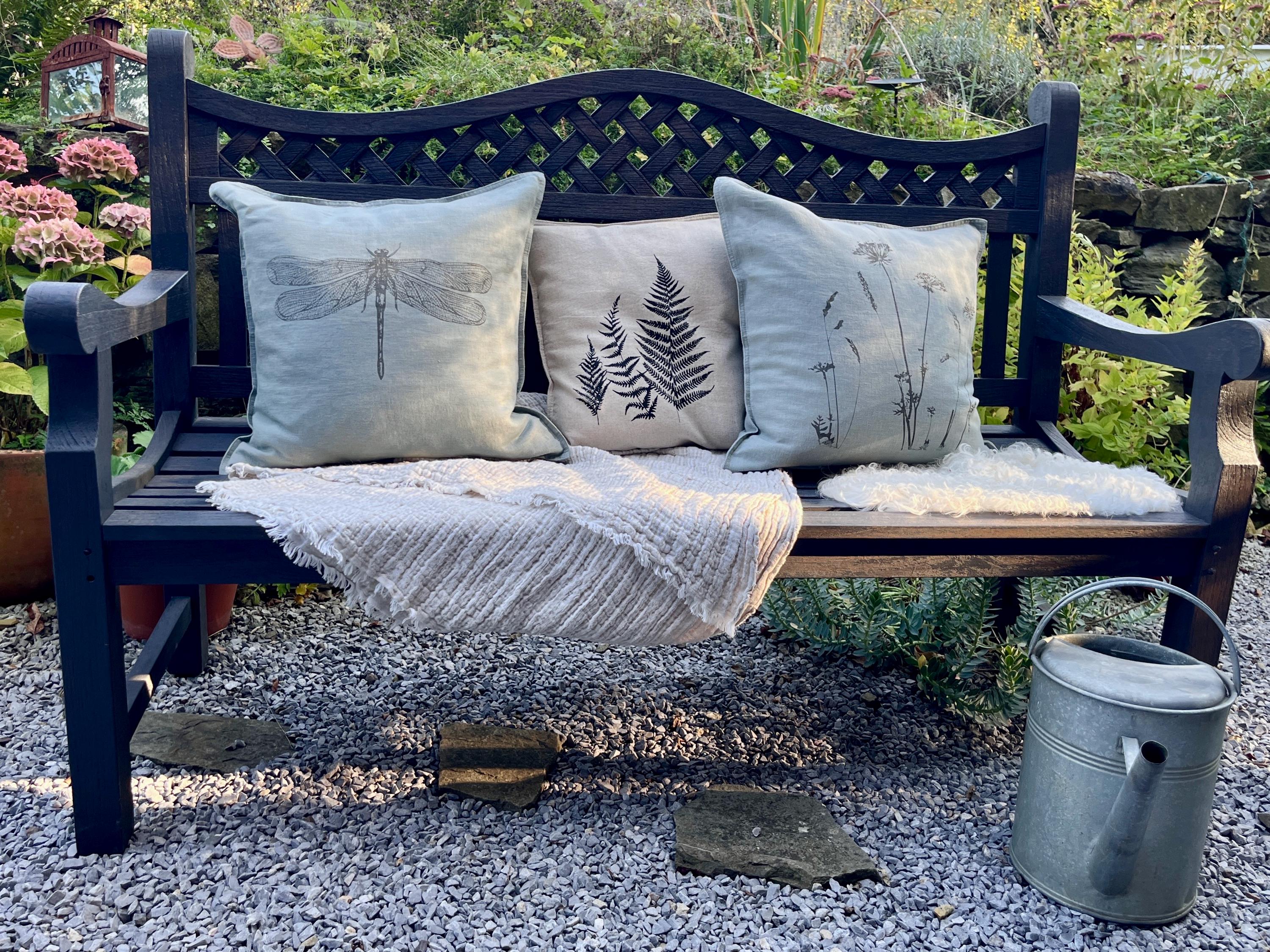 Kissenbezug 100 % Leinen Motiv Libelle, Siebdruck, Kissenhülle / Kissen 50 x 50 cm salbeigrün, Wohndekoration Frühling / Sommer nachhaltig