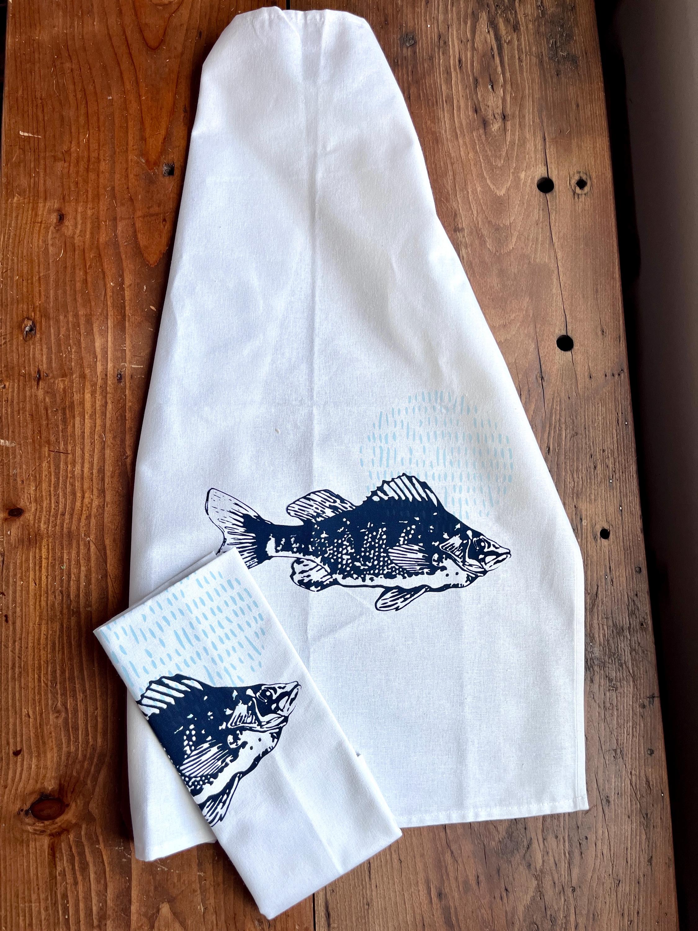 Bedrucktes weißes Geschirrtuch mit Fisch-Motiv, blau/salbei, Halbleinen, Siebdruck, Landhausstil, Tischläufer maritim, Tischdecke
