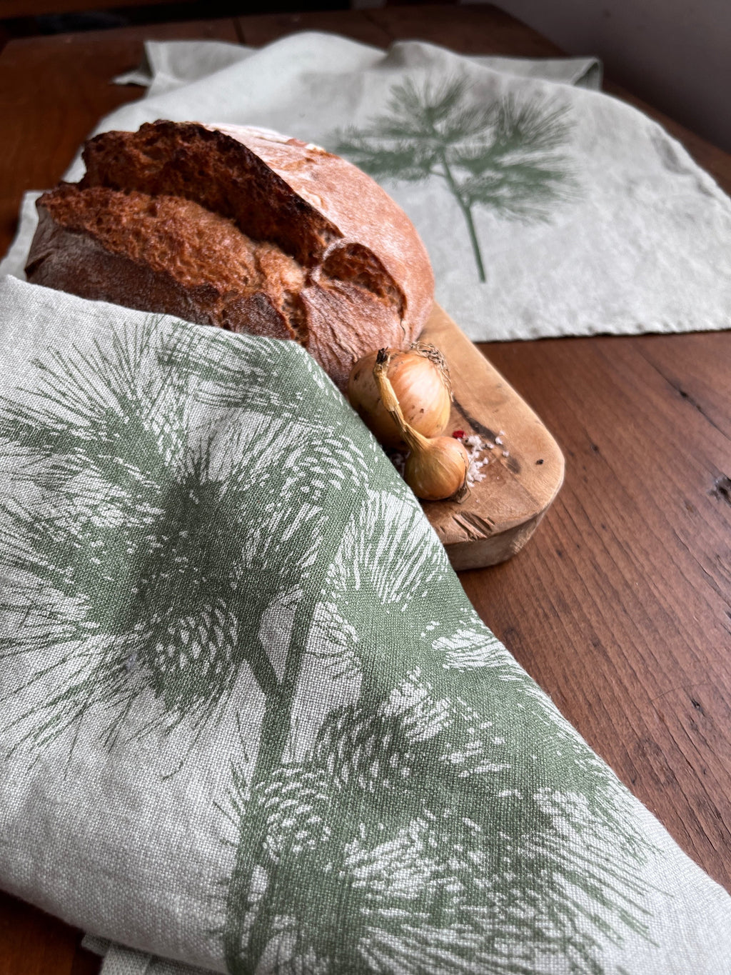 Leinen-Geschirrtuch handbedruckt mit Lärchen-Zweig lindgrün, Siebdruck, kleiner Tischläufer, Geschenk für Naturliebhaber