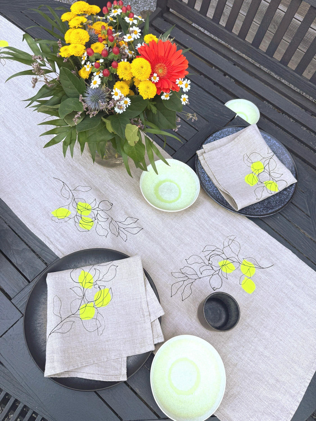 Handbedruckter Leinen-Tischläufer Natur | Zitronen-Motiv in Schwarz & Neongelb | Sommerdeko | Siebdruck | Mediterraner Stil
