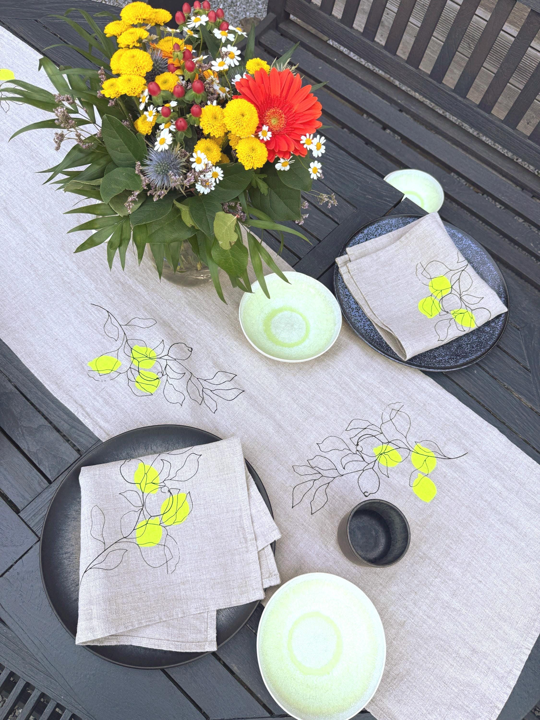Handbedruckter Leinen-Tischläufer Natur | Zitronen-Motiv in Schwarz & Neongelb | Sommerdeko | Siebdruck | Mediterraner Stil
