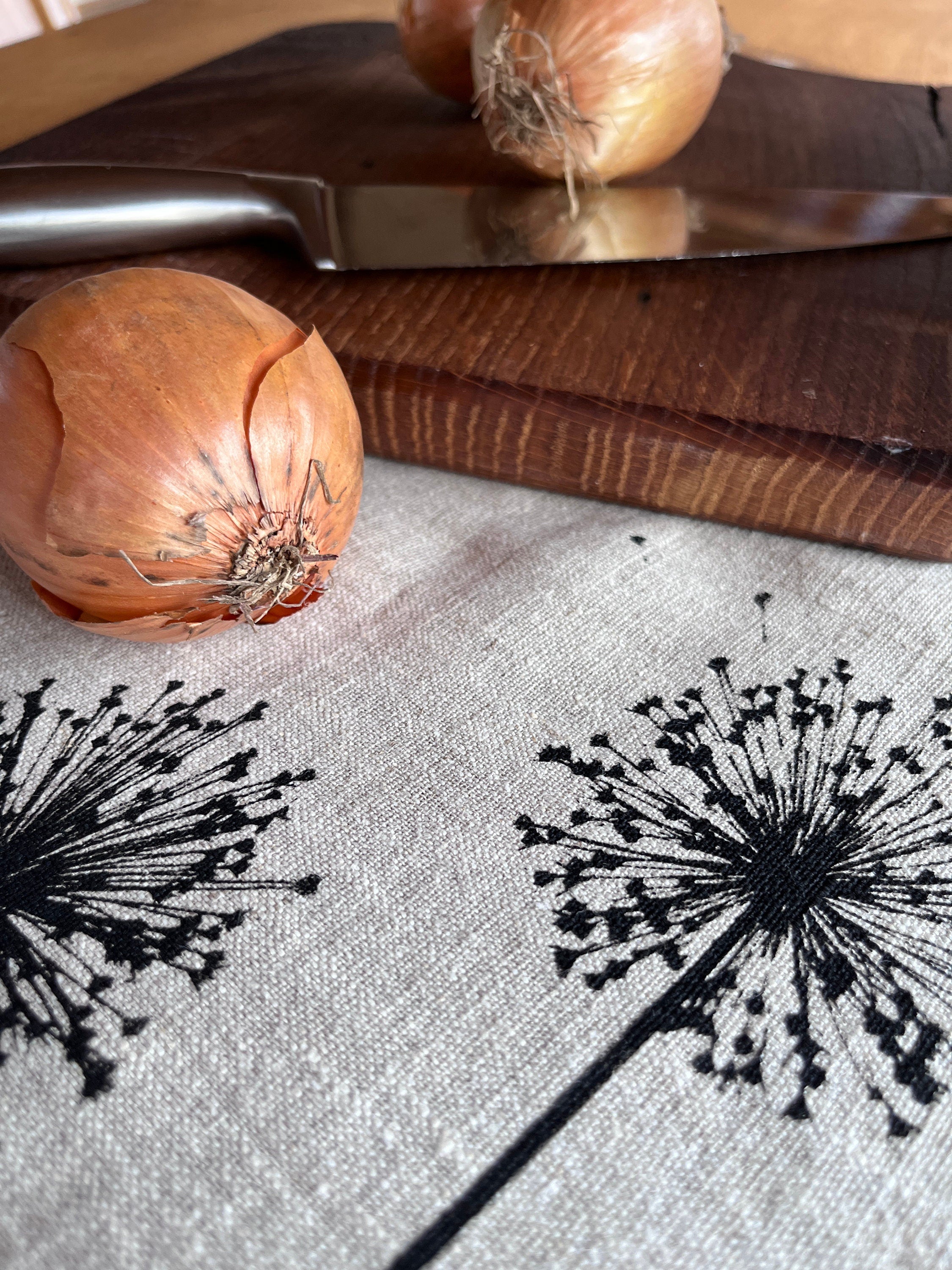 Leinen-Geschirrtuch Natur, handbedruckt mit Allium, Siebdruck Handarbeit, edles Küchentuch nachhaltig oder kleiner Leinen-Tischläufer