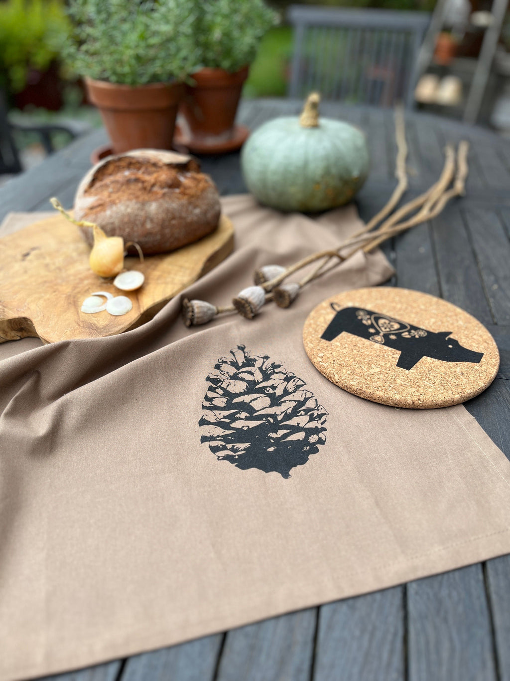 Topf-Untersetzer aus Kork mit schwarzem Schweinchen, Siebdruck handbedrucktes Unikat, Untersetzer skandinavisch, Geschenk für Schweden-Fan