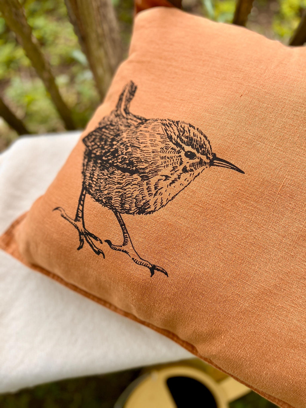 Leinen-Kissenbezug handbedruckt mit Motiv Zaunkönig, Siebdruck Handarbeit, Geschenk für Vogelliebhaber