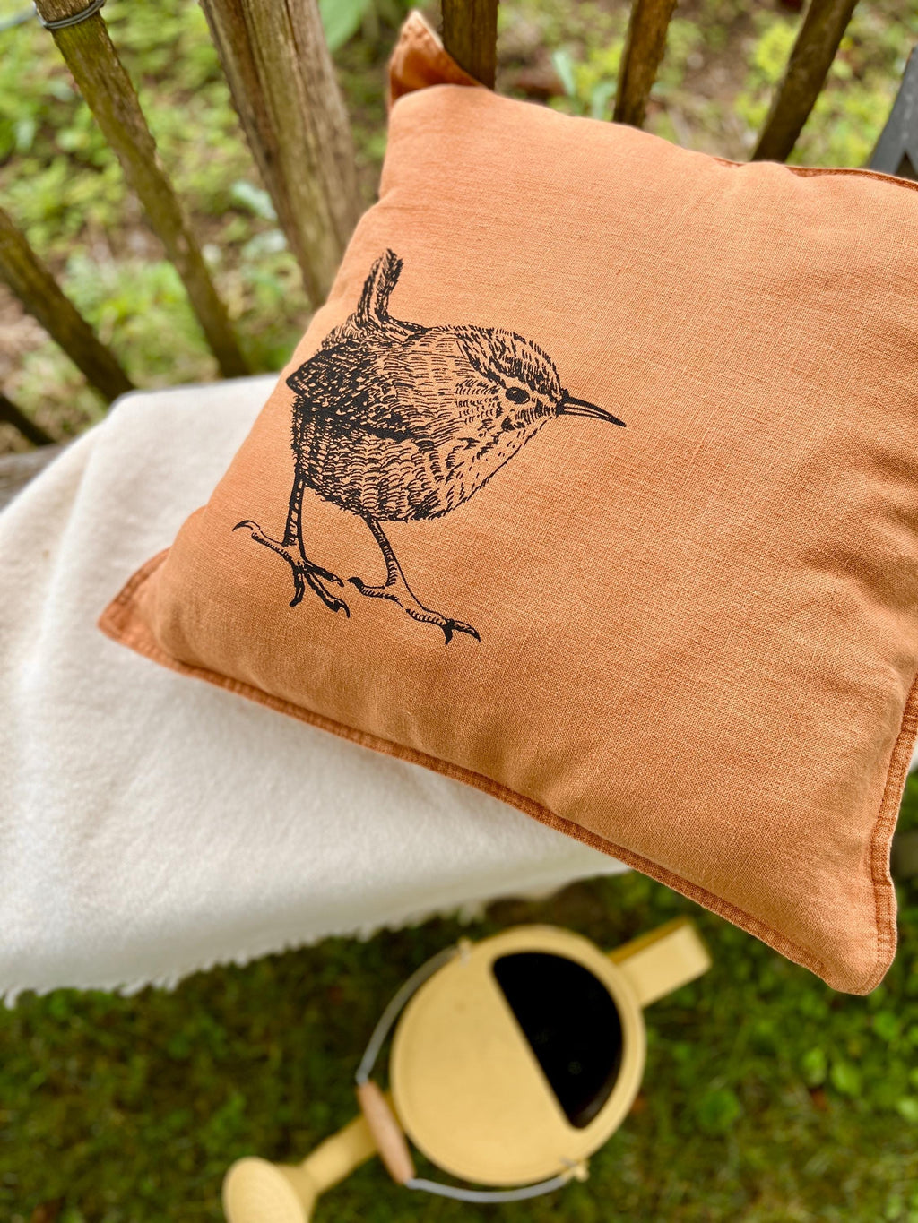 Leinen-Kissenbezug handbedruckt mit Motiv Zaunkönig, Siebdruck Handarbeit, Geschenk für Vogelliebhaber