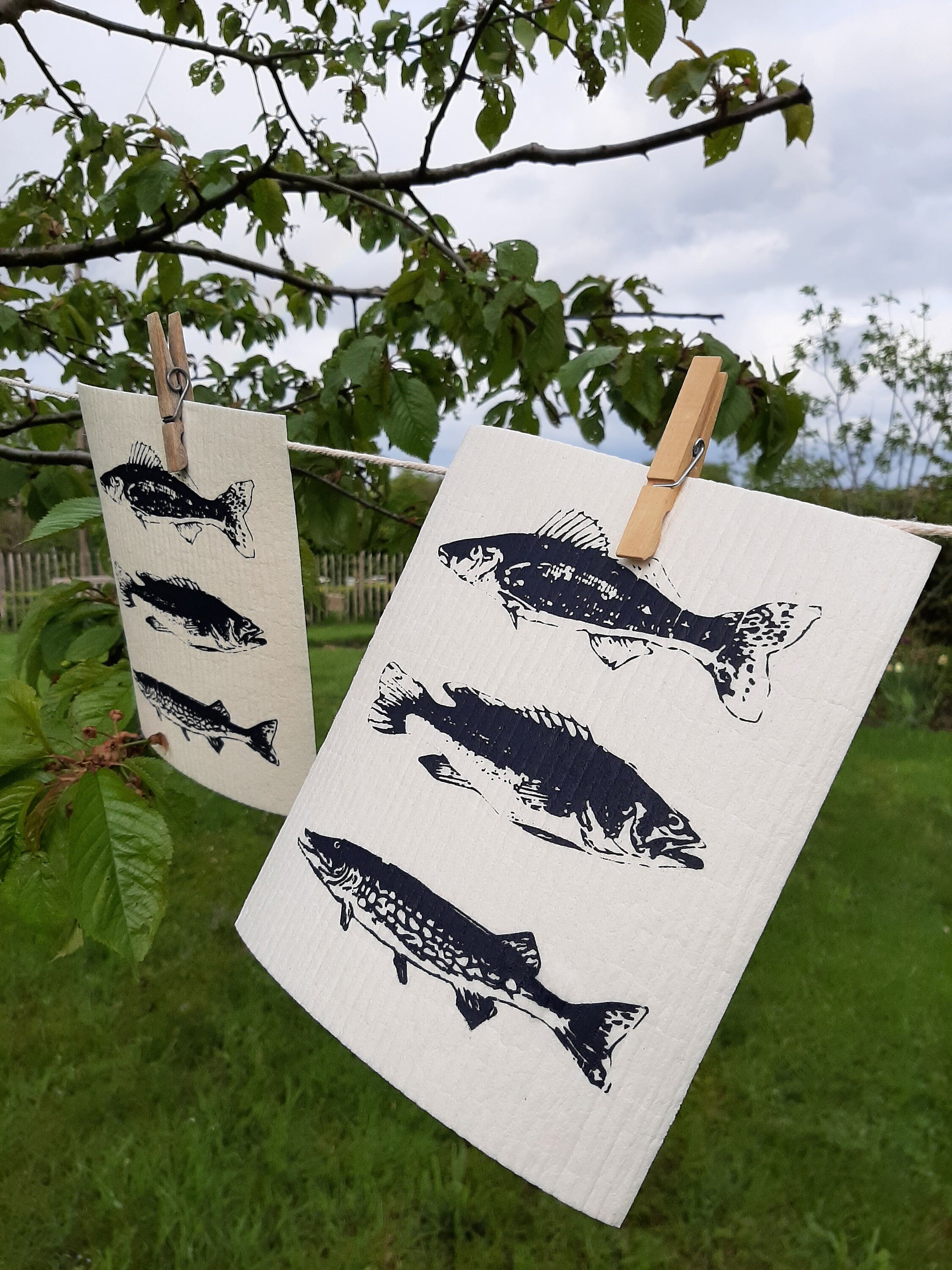 2er Set nachhaltige Schwammtücher mit Fischen, blau / weiß, Siebdruck Spültuch vegan, Spülschwamm waschbar, maritime Geschenkidee