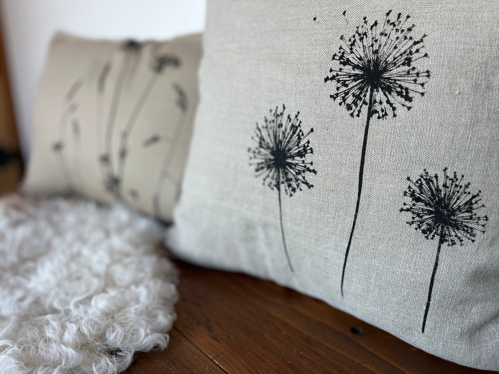 Edler Leinen-Kissenbezug natur handbedruckt mit schwarzem Allium-Motiv, Siebdruck Unikat mit zeitlosem minimalistischen Blumen-Design