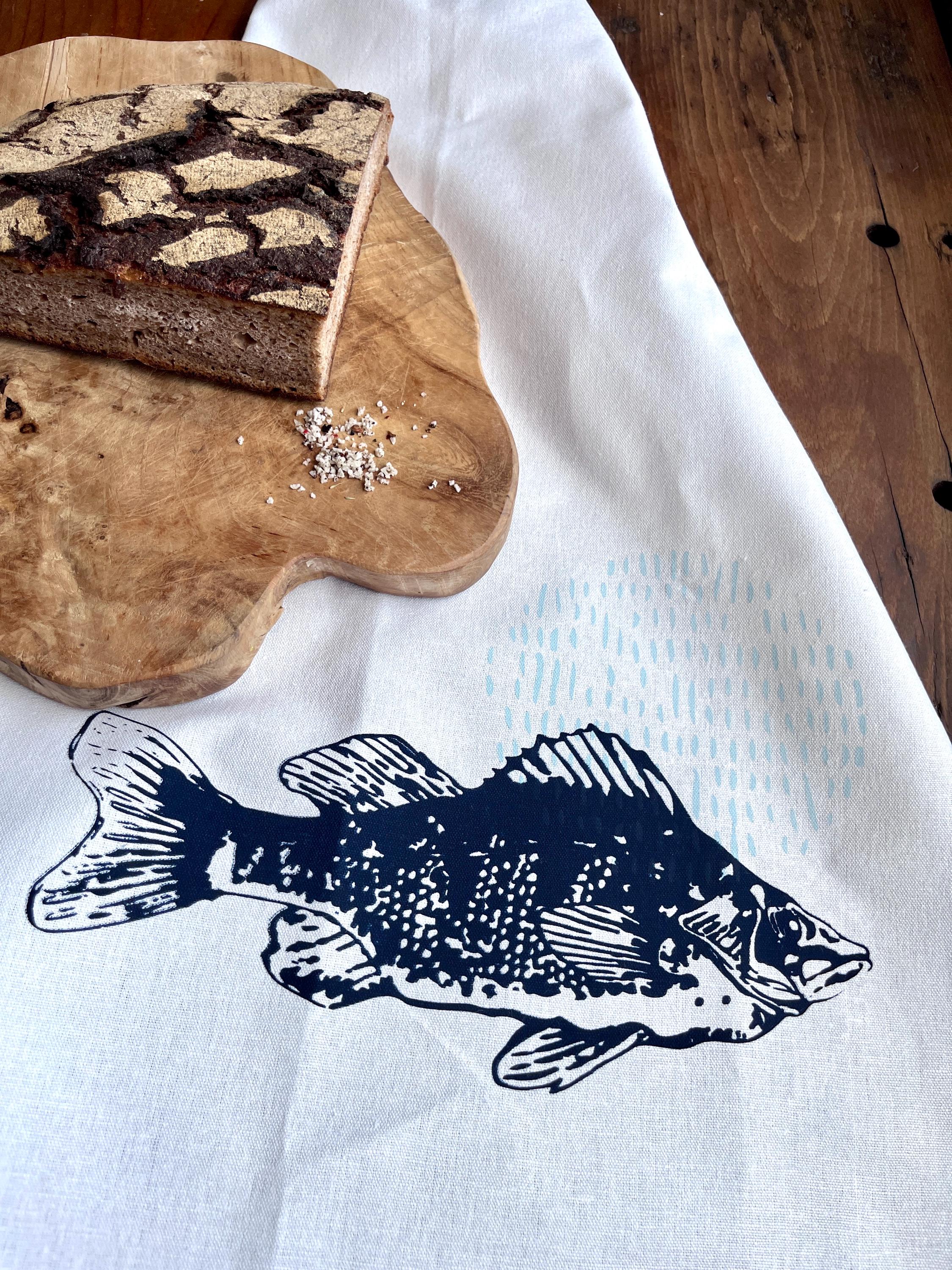 Bedrucktes weißes Geschirrtuch mit Fisch-Motiv, blau/salbei, Halbleinen, Siebdruck, Landhausstil, Tischläufer maritim, Tischdecke