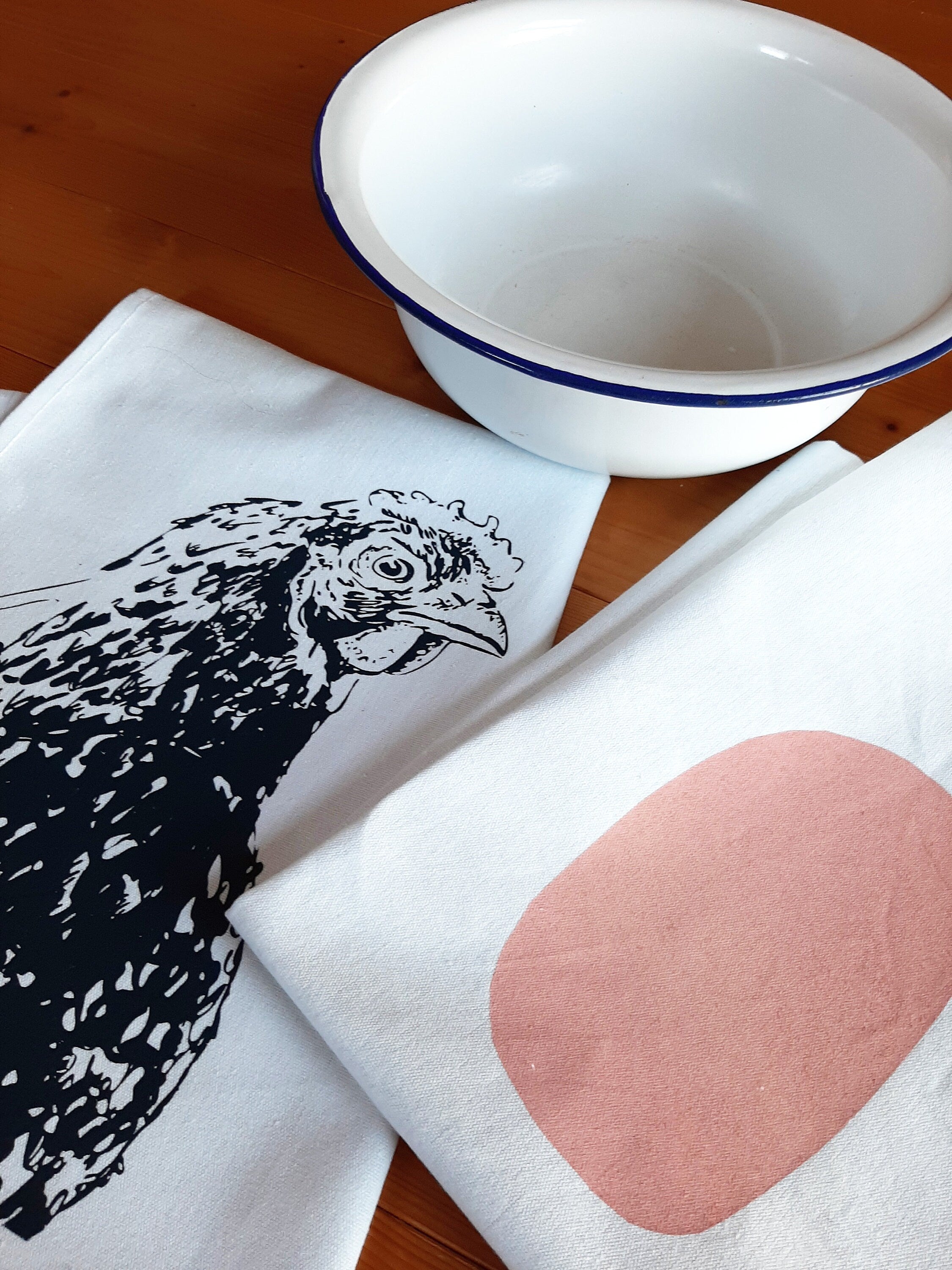 Bedrucktes weißes Geschirrtuch mit Huhn / Henne Motiv, blau / rosa, Siebdruck, Landhaus, Halbleinen,  Frühlings-Deko Küche, Tischläufer