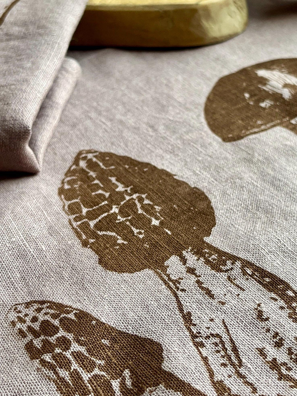 Leinen-Geschirrtuch „Pilze“ Farbe Brombeere, Siebdruck, nachhaltiges, vorgewaschenes Leinen von Hand bedruckt, Küchenhandtuch Herbst-Motiv