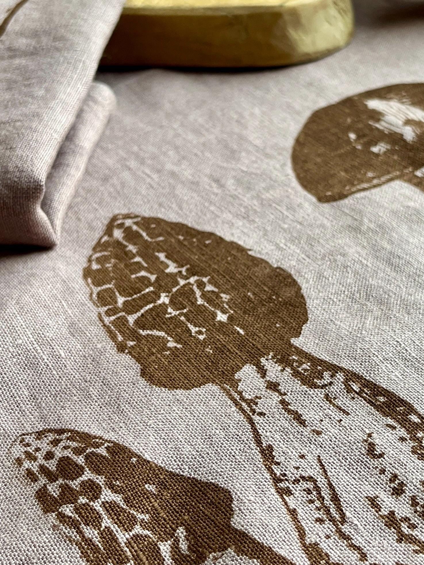 Leinen-Geschirrtuch „Pilze“ Farbe Brombeere, Siebdruck, nachhaltiges, vorgewaschenes Leinen von Hand bedruckt, Küchenhandtuch Herbst-Motiv