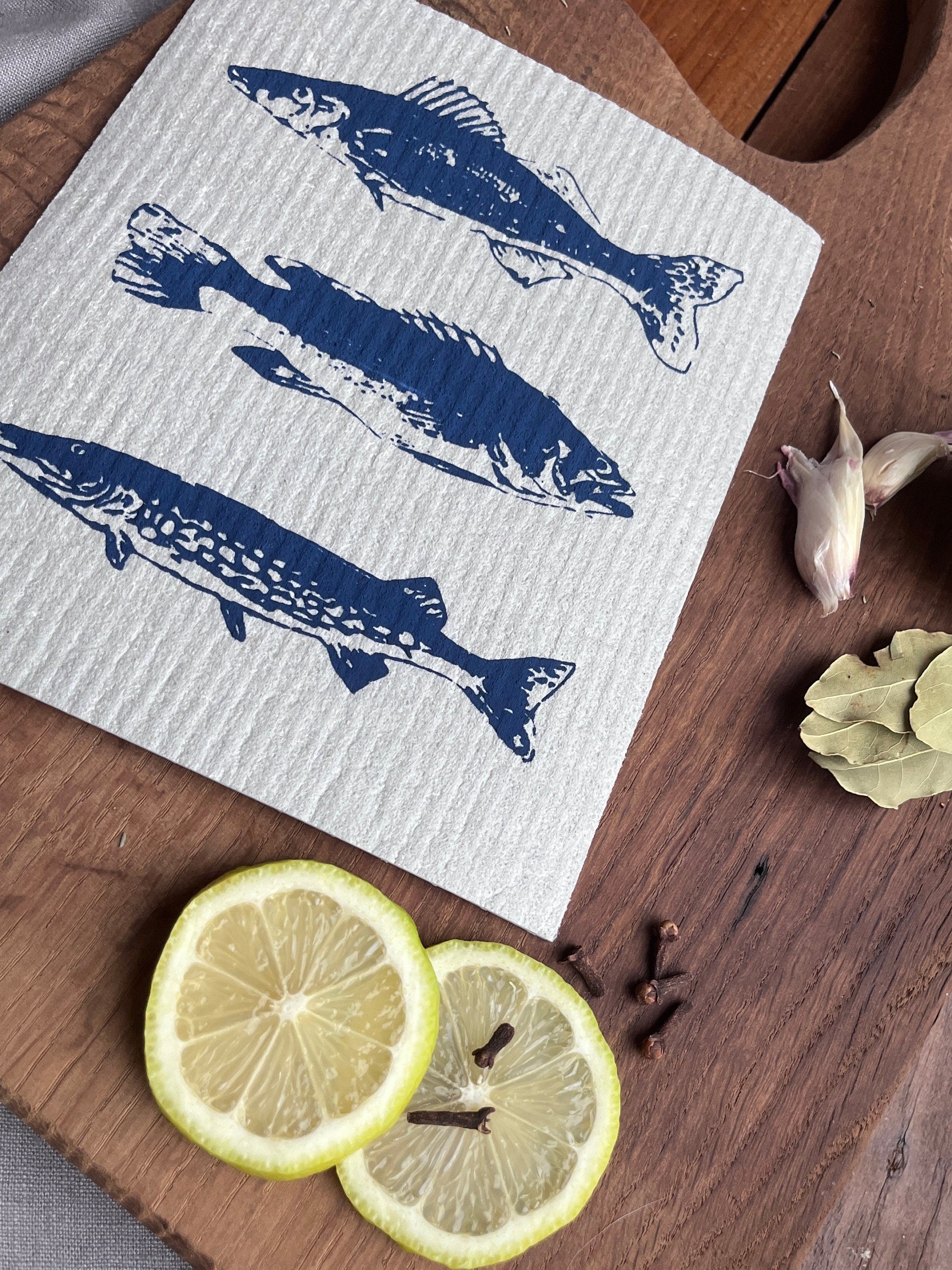 2er Set nachhaltige Schwammtücher mit Fischen, blau / grau, Siebdruck Spültuch vegan, Spülschwamm waschbar, maritime Geschenkidee