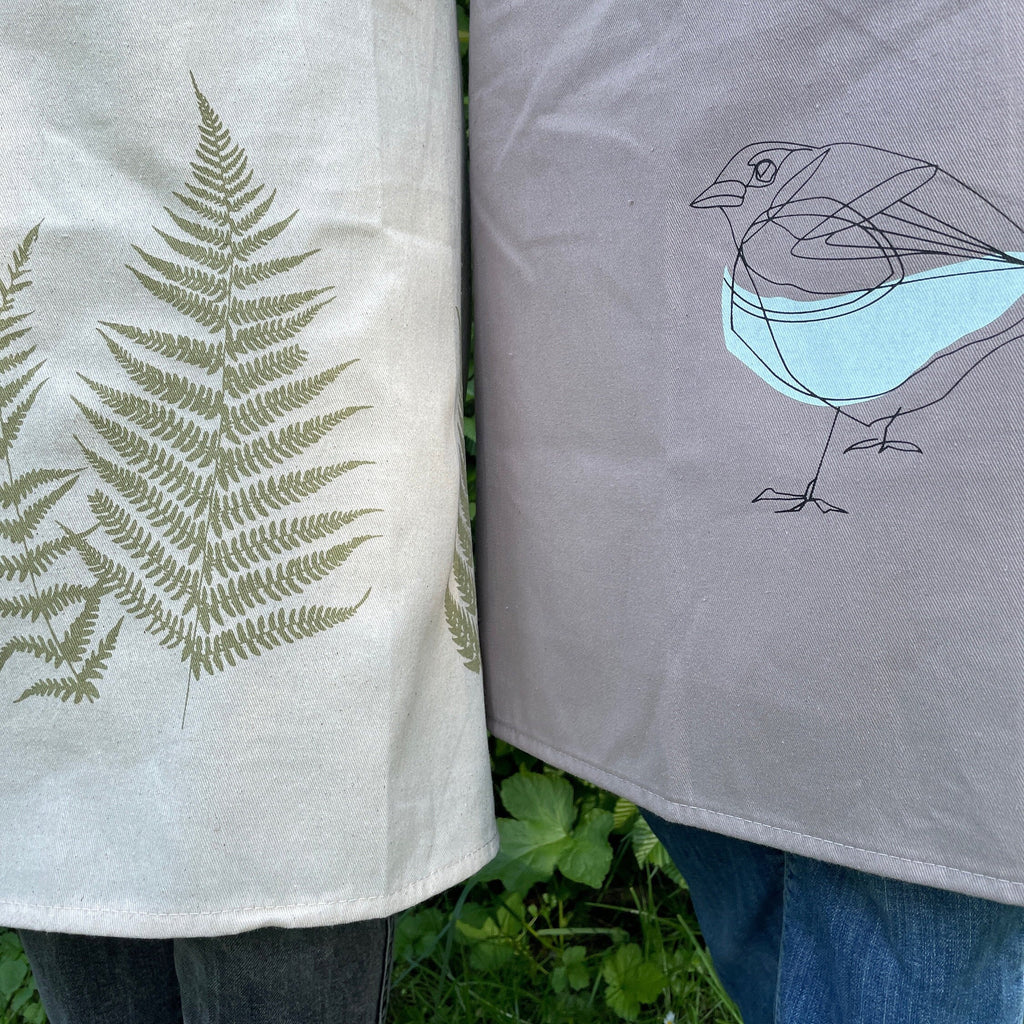 Praktische Gartenschürze aus Bio-Baumwolle mit hohem Latz, handbedruckt mit zartem Vogel, Siebdruck Unikat, Geschenk für Hobby-Gärtner