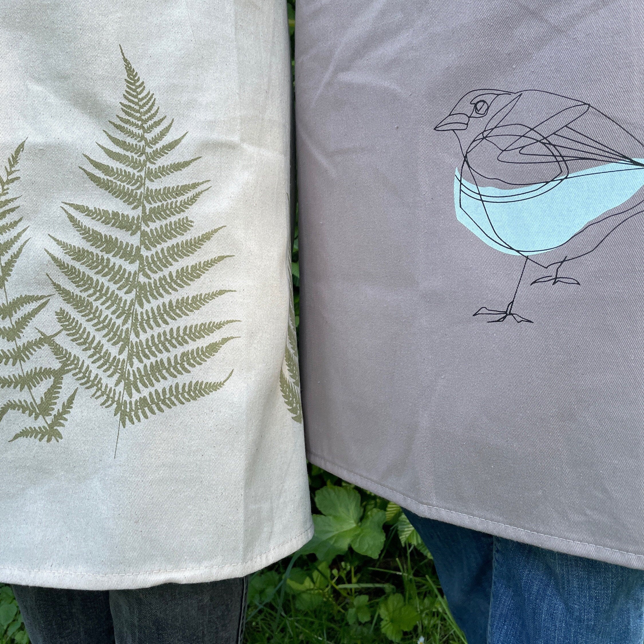Praktische Gartenschürze aus Bio-Baumwolle mit hohem Latz, handbedruckt mit zartem Vogel, Siebdruck Unikat, Geschenk für Hobby-Gärtner