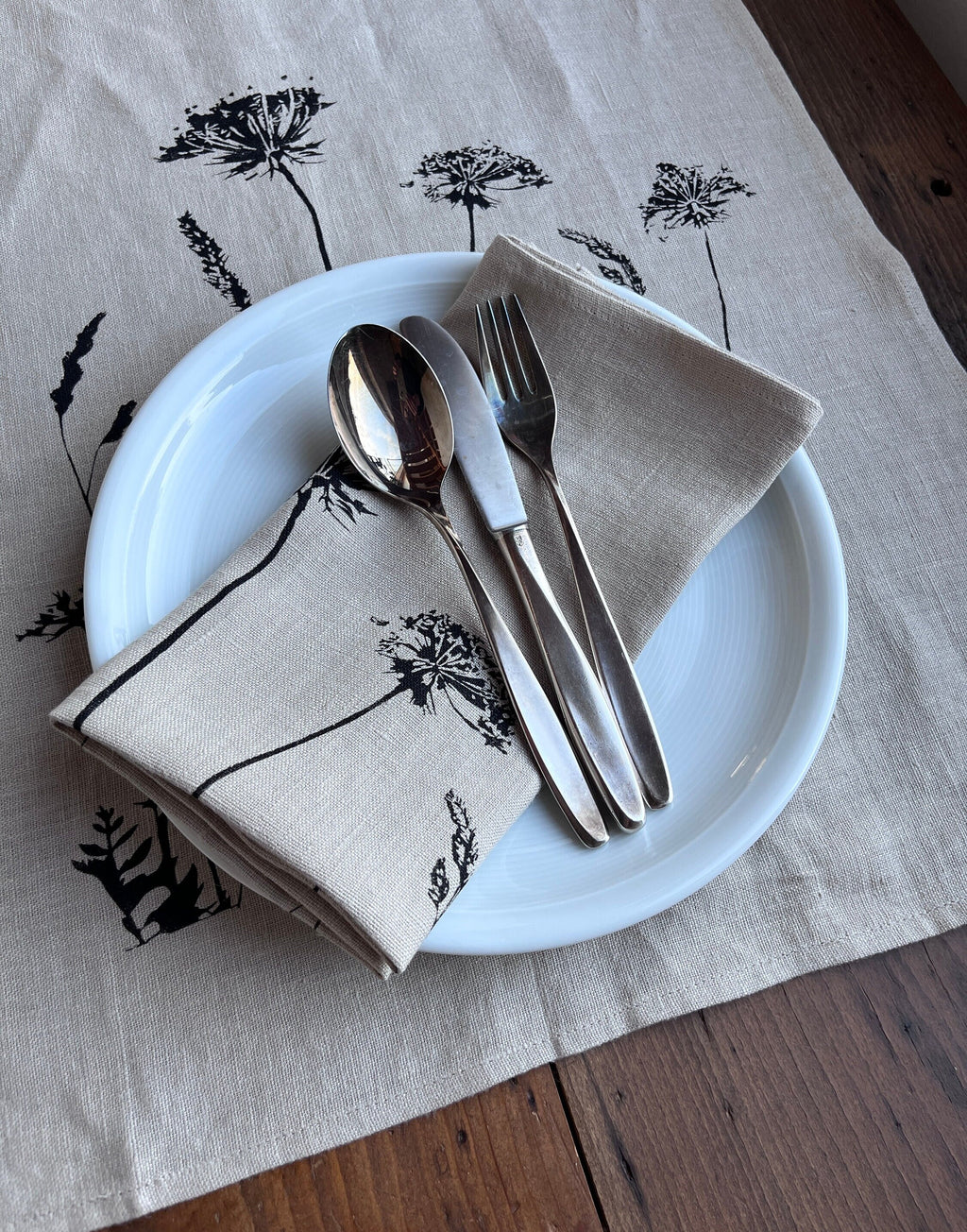 Handbedruckter Leinen Tischläufer mit botanischem Motiv - Handgemachte Frühlingsdeko für den Esstisch / Hochzeit - Boho & Skandi Stil