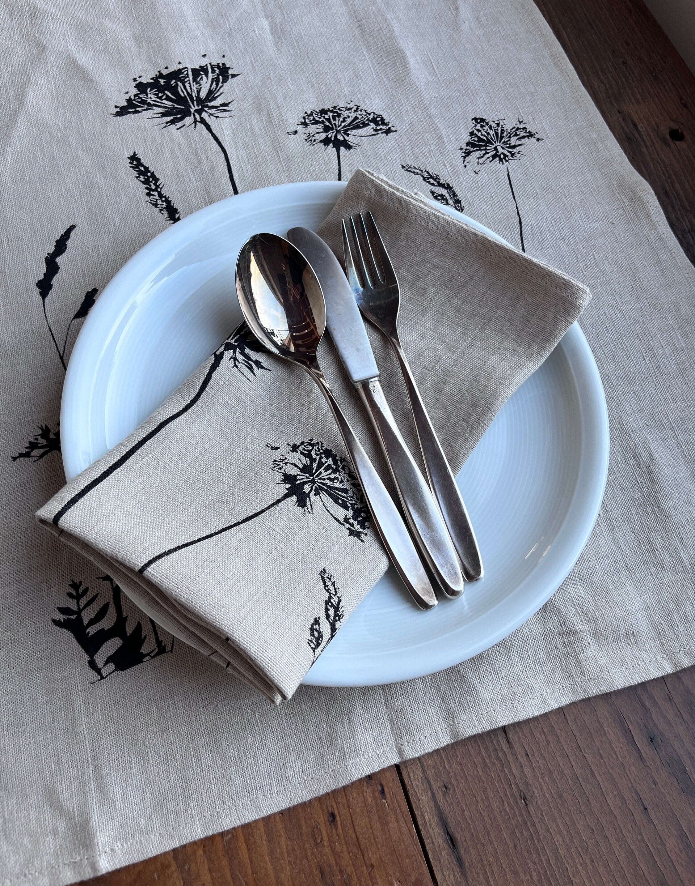 Handbedruckter Leinen Tischläufer mit botanischem Motiv - Handgemachte Frühlingsdeko für den Esstisch / Hochzeit - Boho & Skandi Stil