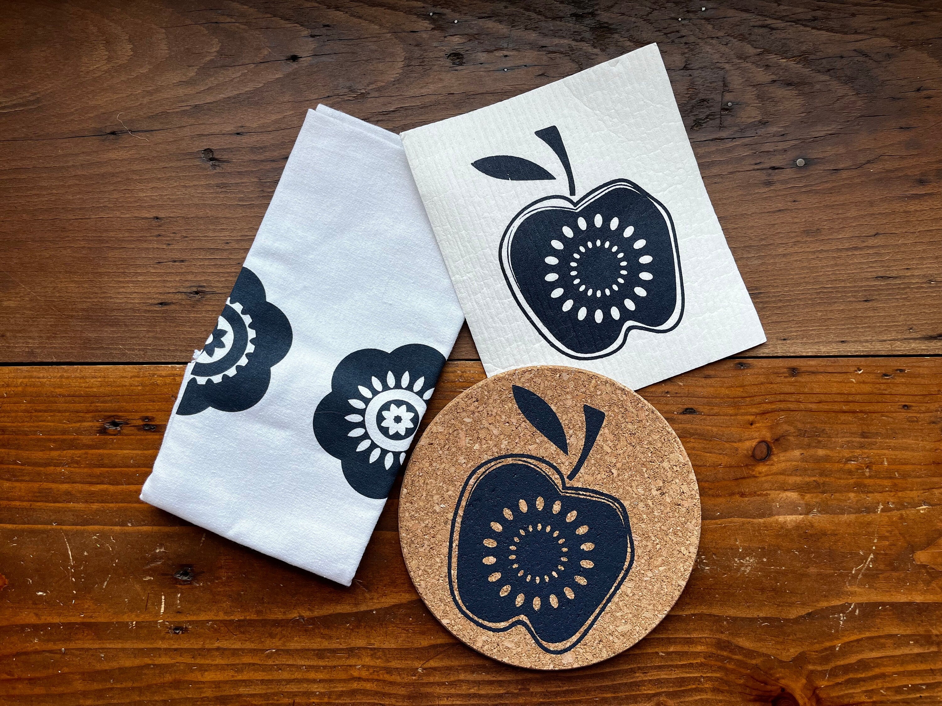 Topf-Untersetzer aus Kork mit Apfel, Siebdruck manuell, skandinavische Tisch-Deko, Geschenk für Schweden-Fan, 70iger Jahre Design