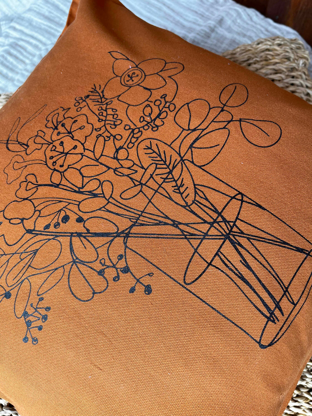 Minimalistischer Kissenbezug „Blumen-Vase“, rostbraun / schwarz, Siebdruck, Kissenhülle Baumwolle von Hand bedruckt, Kissen 50 x 50 cm
