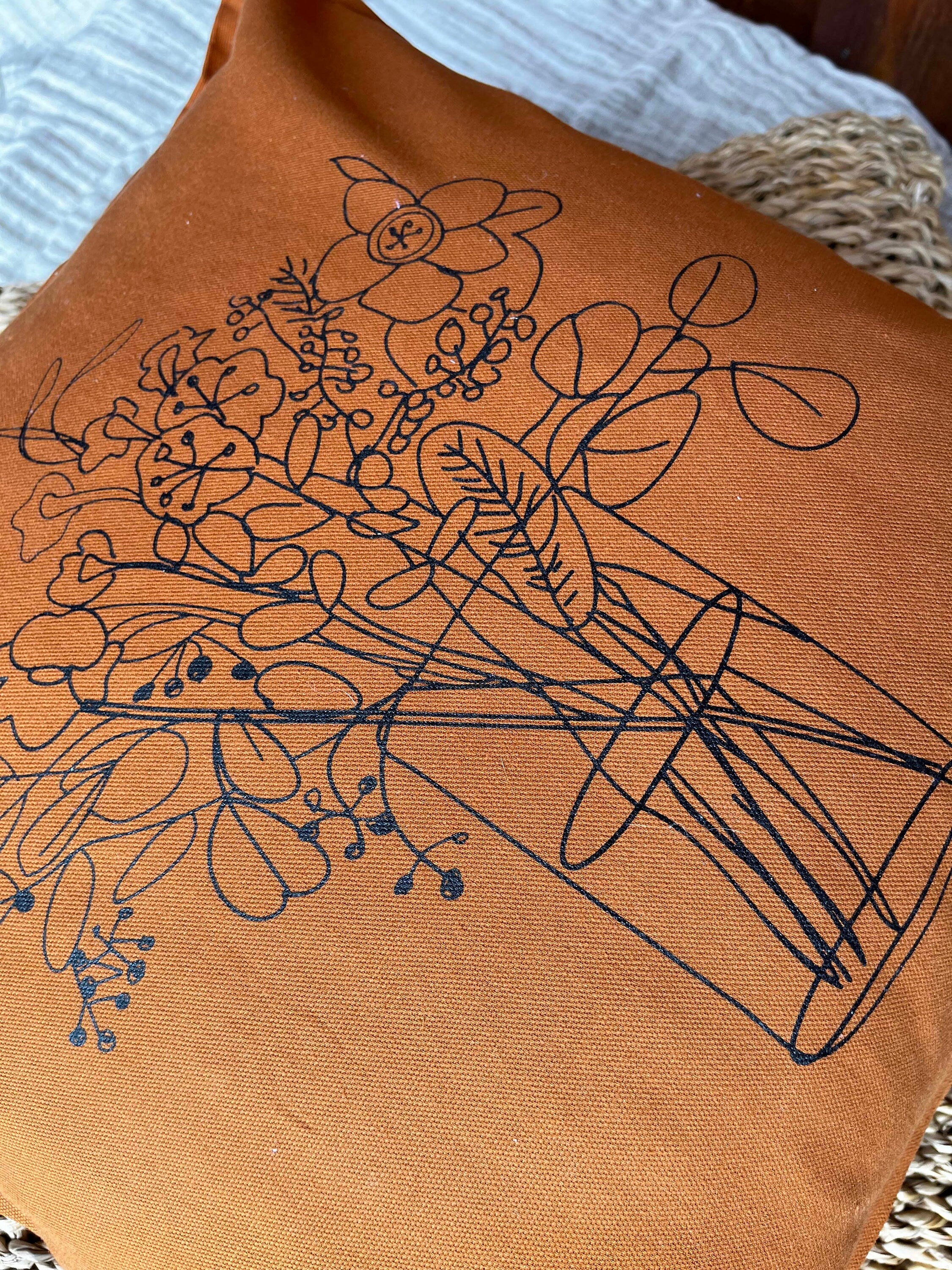 Minimalistischer Kissenbezug „Blumen-Vase“, rostbraun / schwarz, Siebdruck, Kissenhülle Baumwolle von Hand bedruckt, Kissen 50 x 50 cm