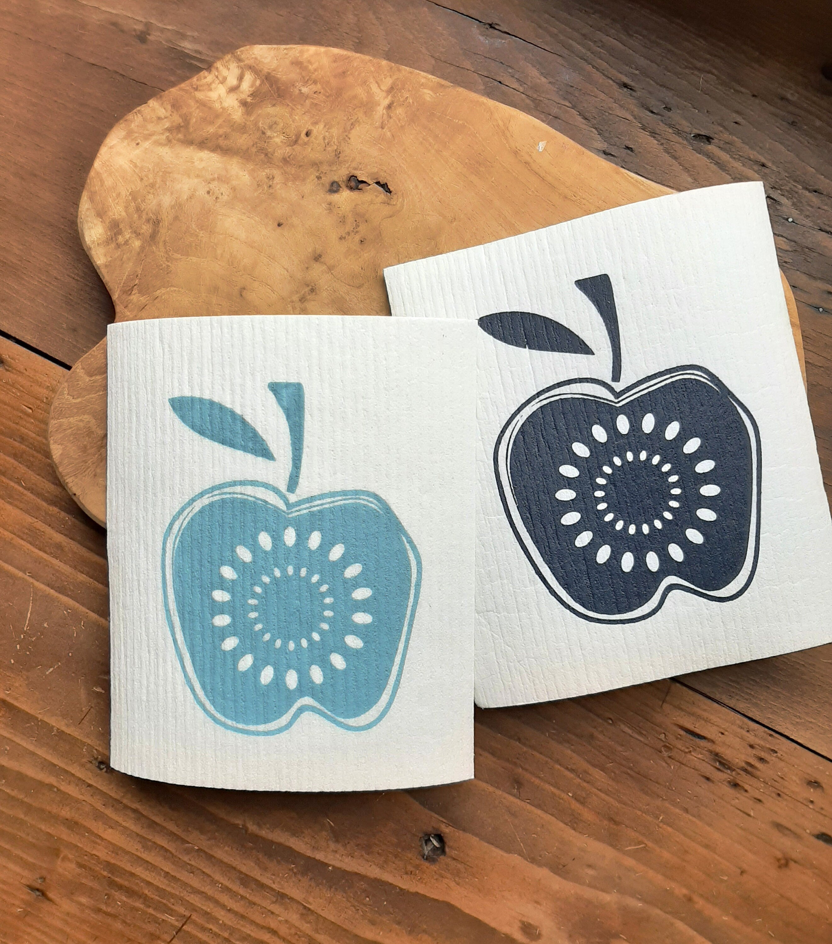 2er Set nachhaltige Schwammtücher mit Apfel-Motiv, blau / weiß, Siebdruck manuell, 70iger Jahre, waschbares Schwammtuch vegan, Retro