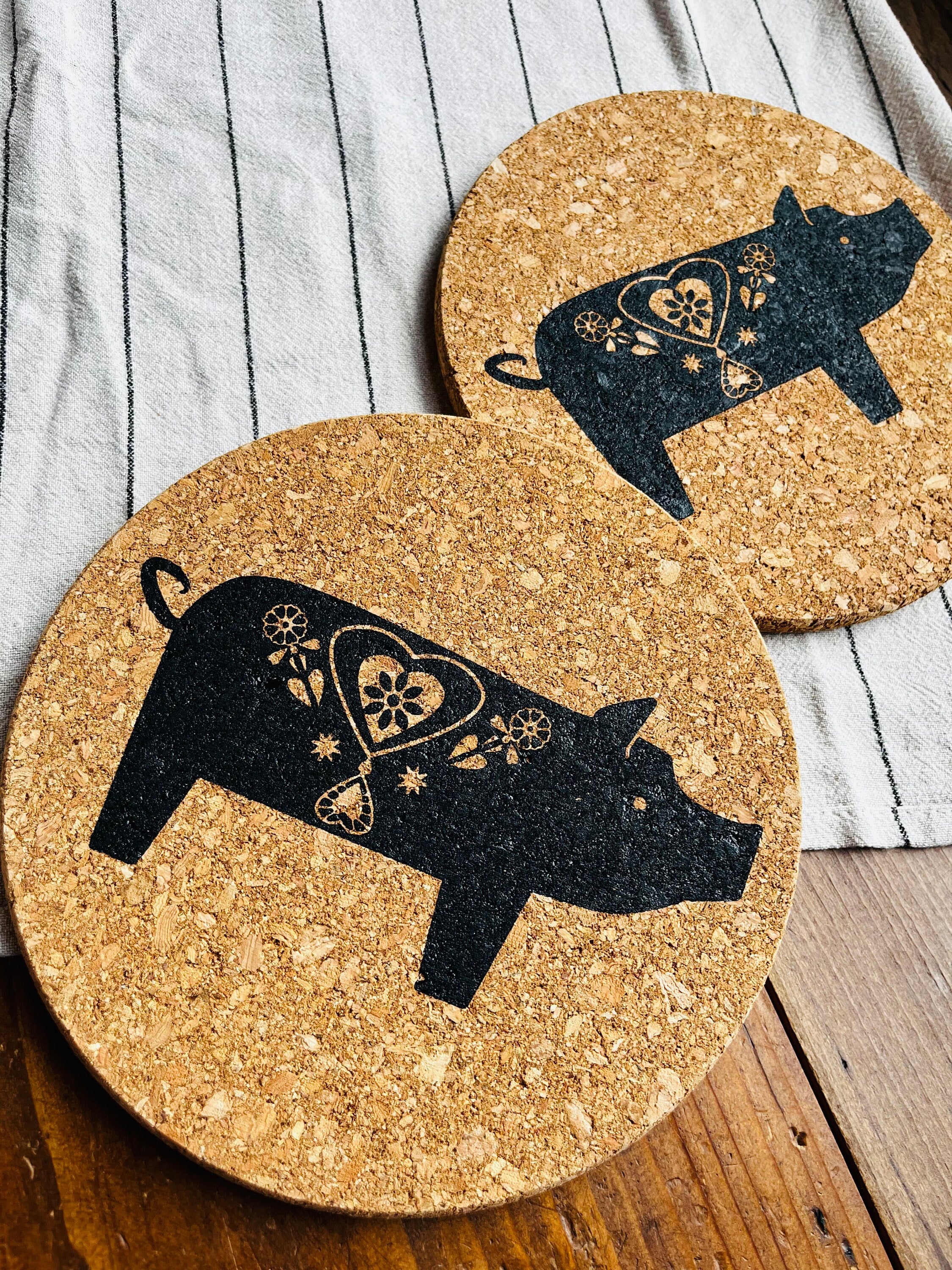 Topf-Untersetzer aus Kork mit schwarzem Schweinchen, Siebdruck handbedrucktes Unikat, Untersetzer skandinavisch, Geschenk für Schweden-Fan