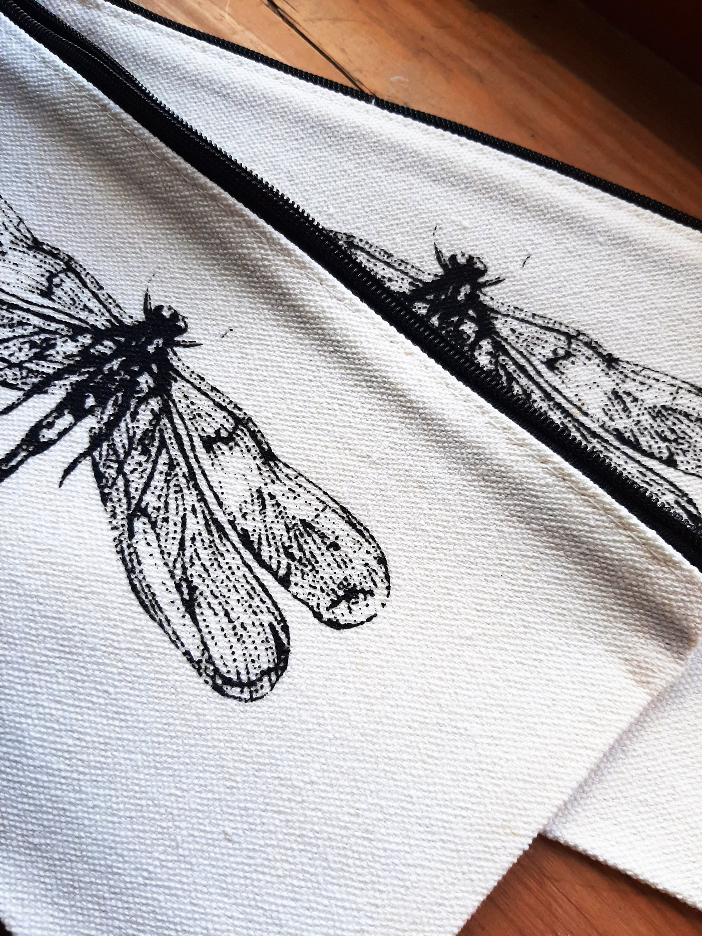Bedrucktes Stifte-Mäppchen, Kosmetik-Täschchen in natur-weiß mit schwarzem Libellen-Motiv, Siebdruck