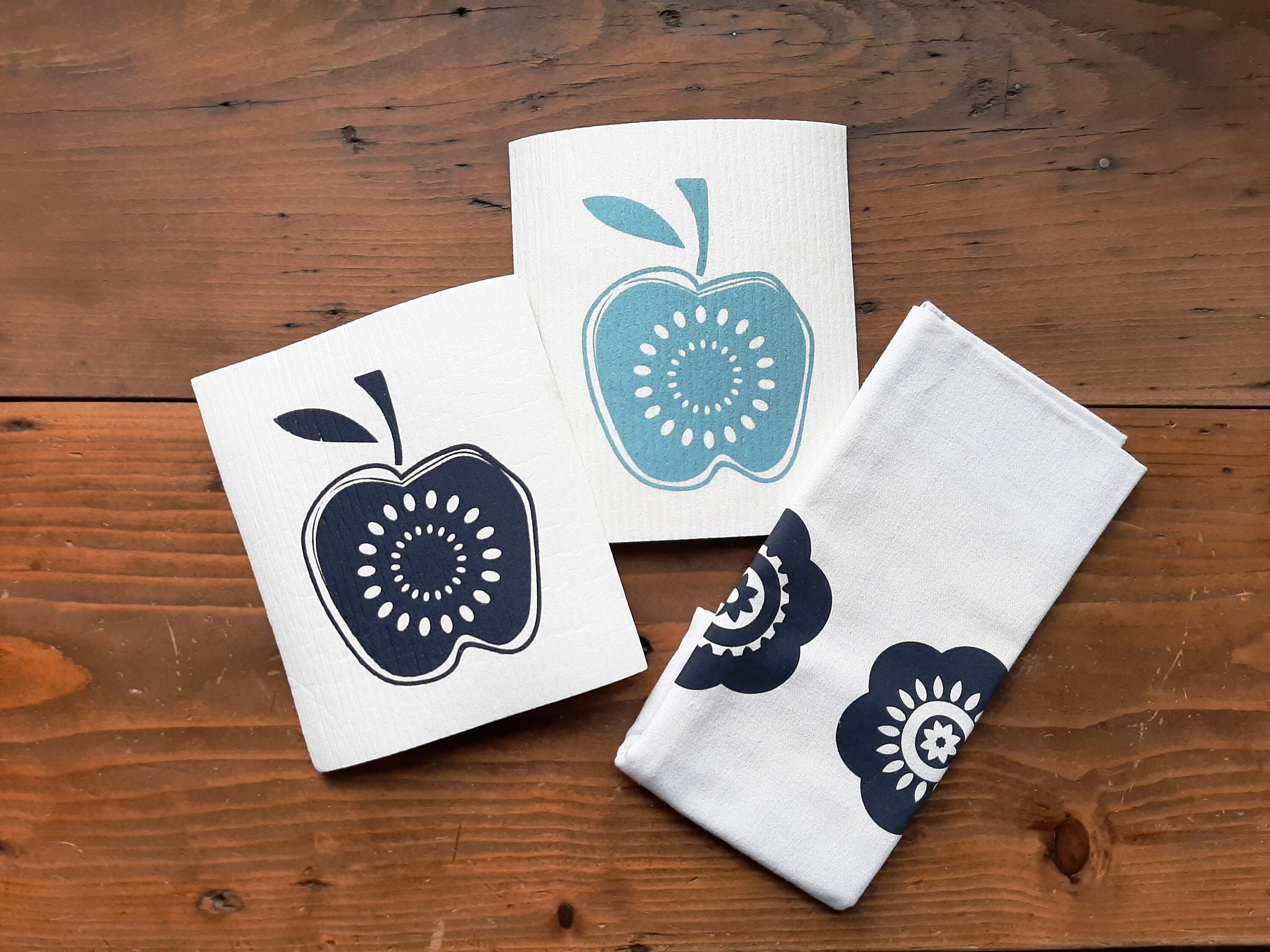 2er Set nachhaltige Schwammtücher mit Apfel-Motiv, blau / weiß, Siebdruck manuell, 70iger Jahre, waschbares Schwammtuch vegan, Retro