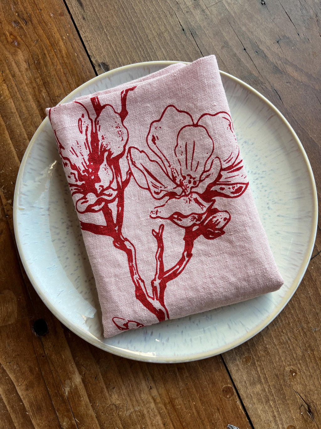 Frühlingshaftes Leinen-Geschirrtuch mit Kirschblüten – handbedruckt | Rosé & Kirschrot, Siebdruck Handarbeit | nachhaltige Küchentextilien