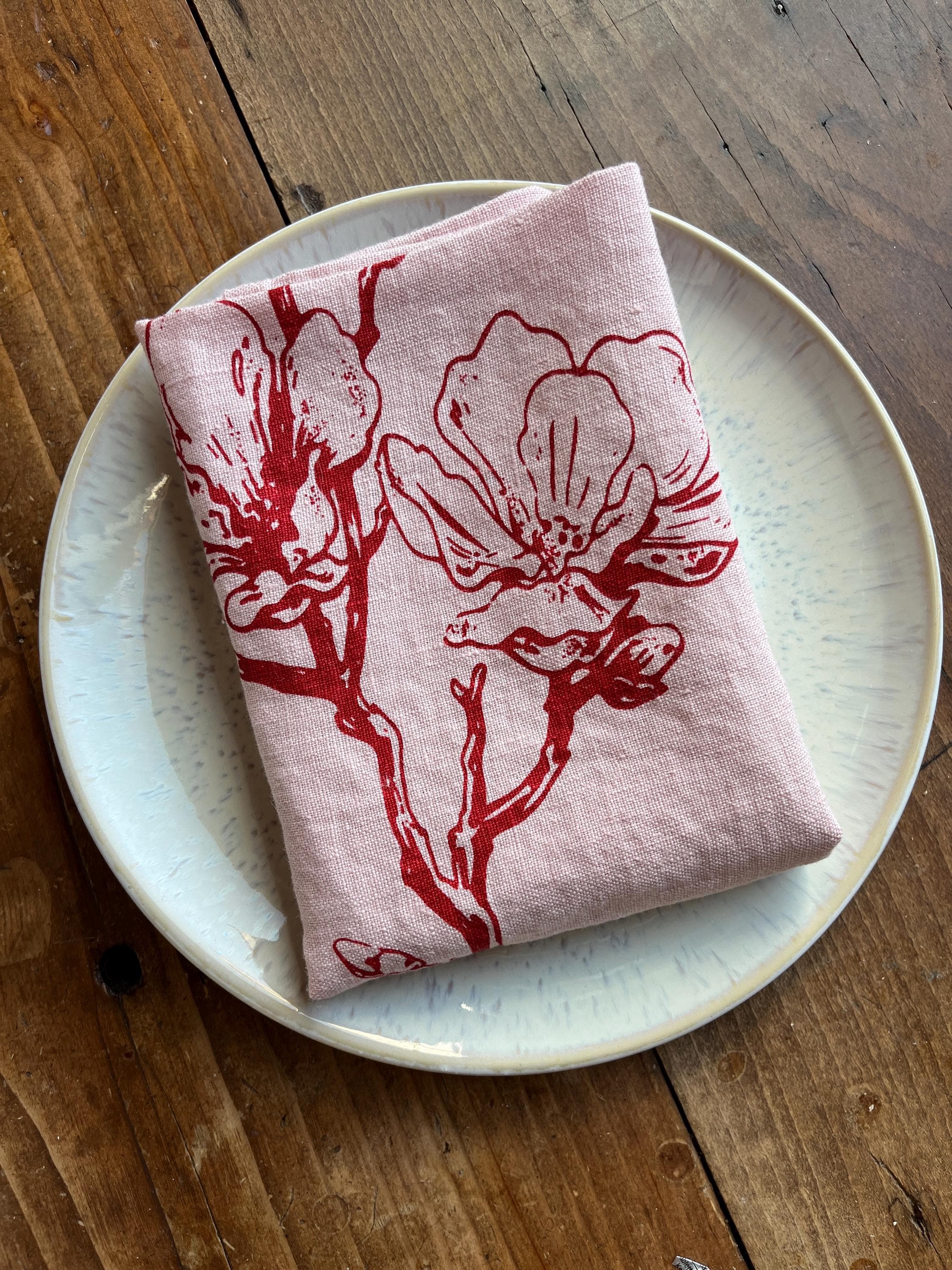 Frühlingshaftes Leinen-Geschirrtuch mit Kirschblüten – handbedruckt | Rosé & Kirschrot, Siebdruck Handarbeit | nachhaltige Küchentextilien