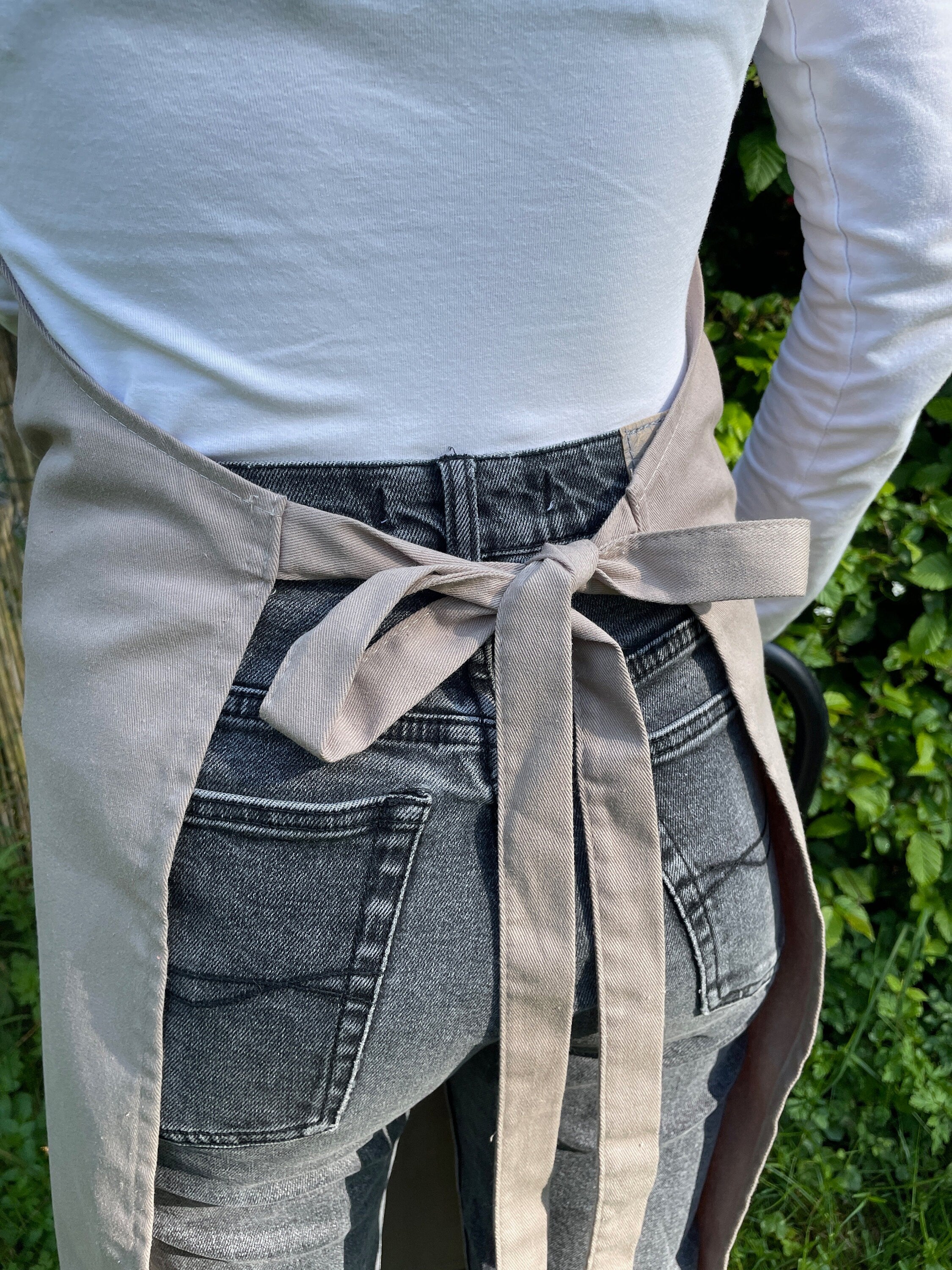 Praktische Gartenschürze aus Bio-Baumwolle mit hohem Latz, handbedruckt mit zartem Vogel, Siebdruck Unikat, Geschenk für Hobby-Gärtner