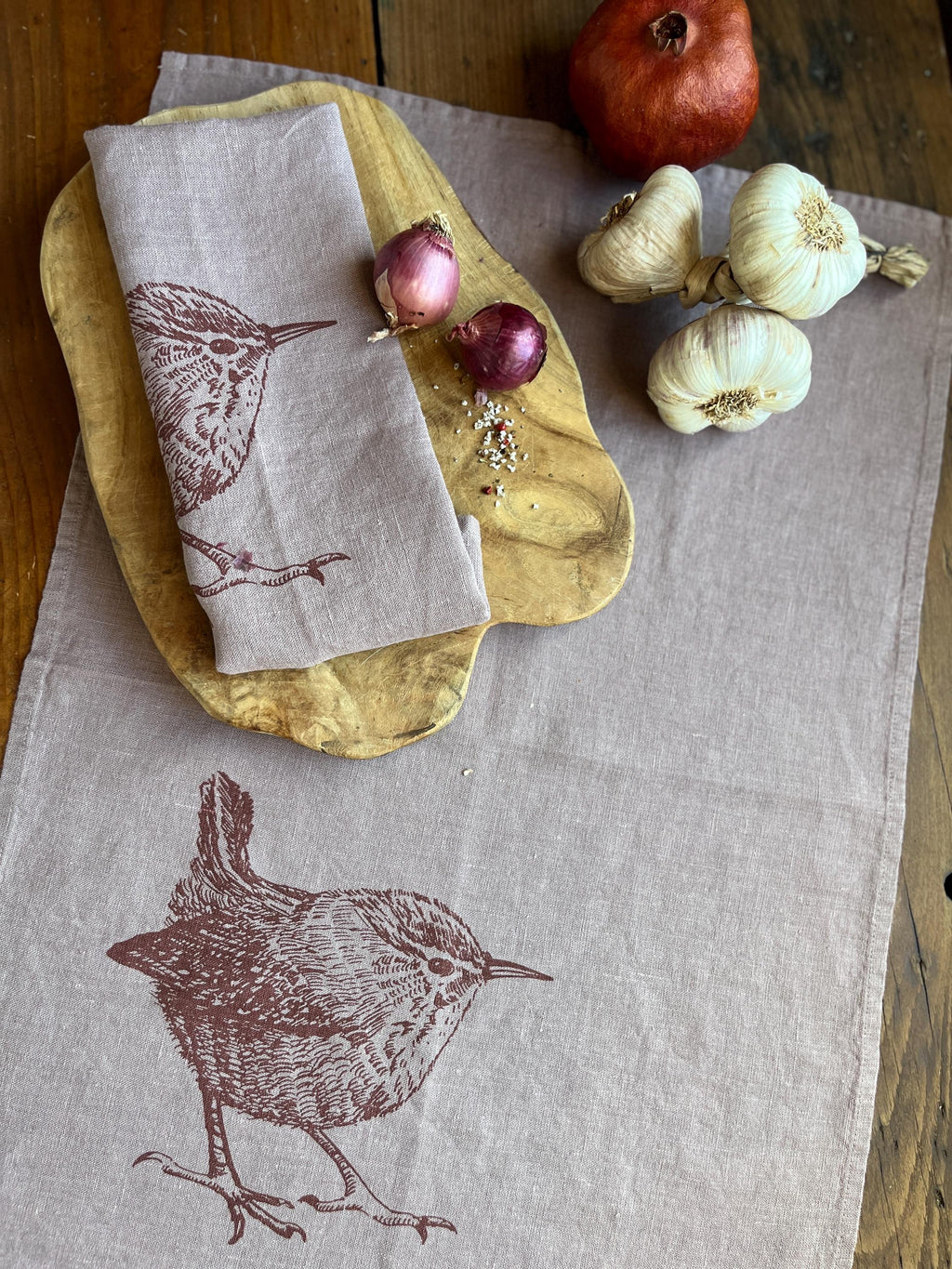 Leinen-Geschirrtuch mit Zaunkönig in taupe / Brombeere, Siebdruck, nachhaltiges, vorgewaschenes Leinen handbedruckt, kleiner Tischläufer