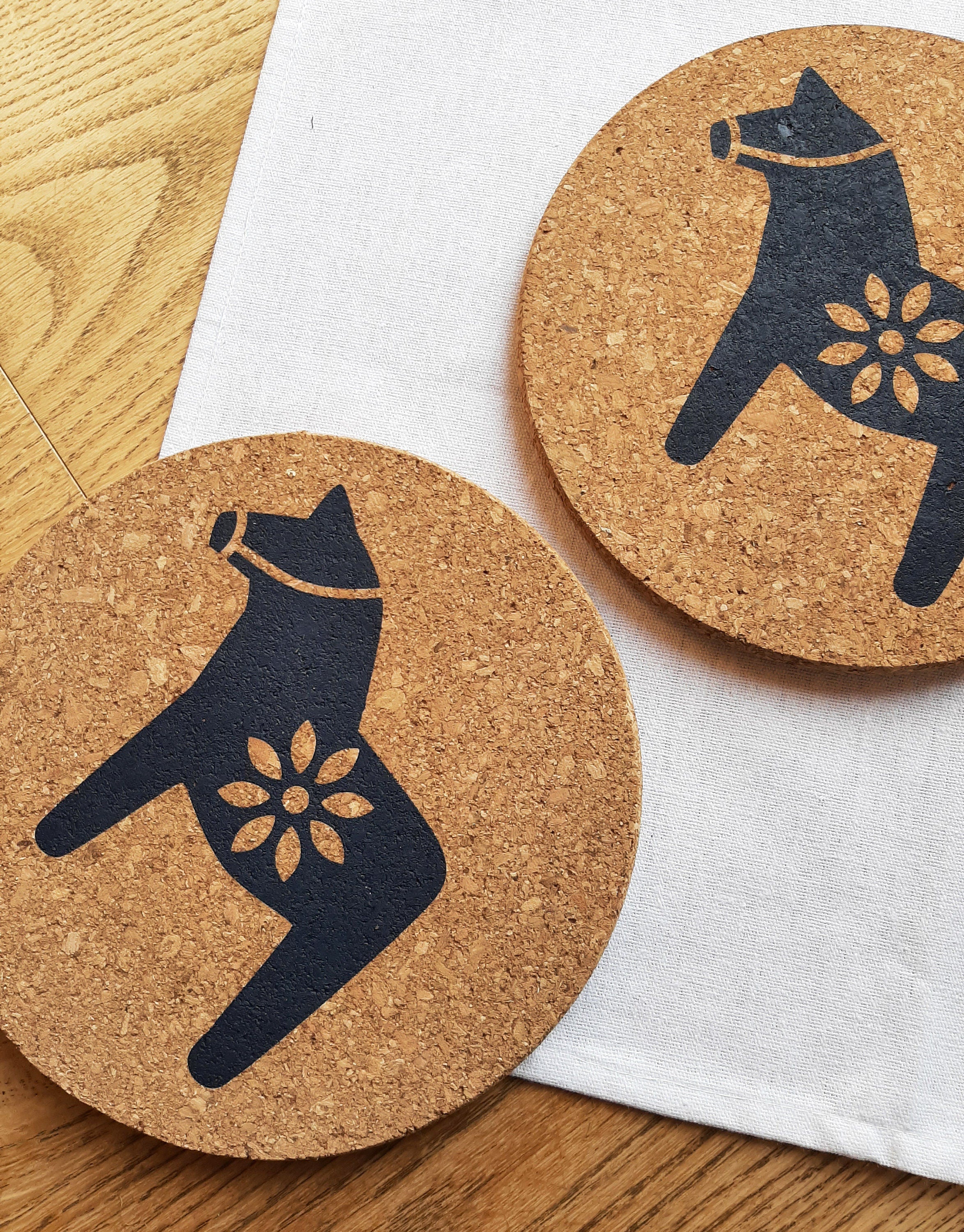 Topfuntersetzer aus Kork | Handbedruckt mit Dala-Pferd | Siebdruck | Skandinavisches Küchenaccessoires | Geschenk für Pferde-Liebhaber