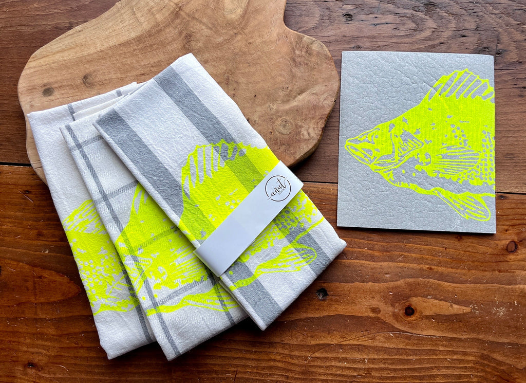 Set Geschirrtuch + Schwammtuch mit Neon-gelbem Fisch, Siebdruck, Neon Trend, Geschenk maritim, moderne Küchen-Deko