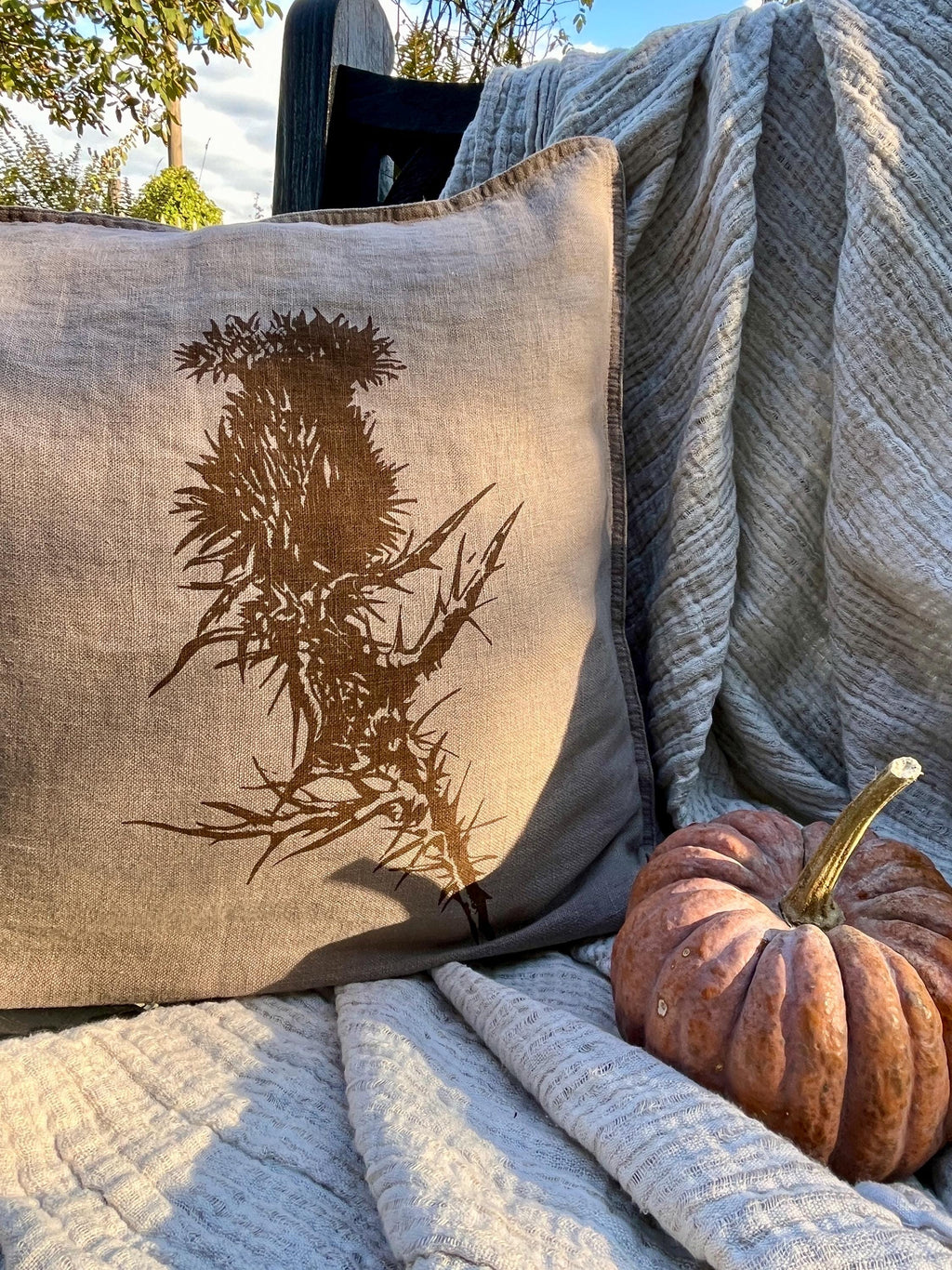 Leinen-Kissenbezug handbedruckt mit Motiv Distel, Farbe taupe, Siebdruck Handarbeit, naturinspiriertes Dekokissen, Geschenk Natur-Liebhaber